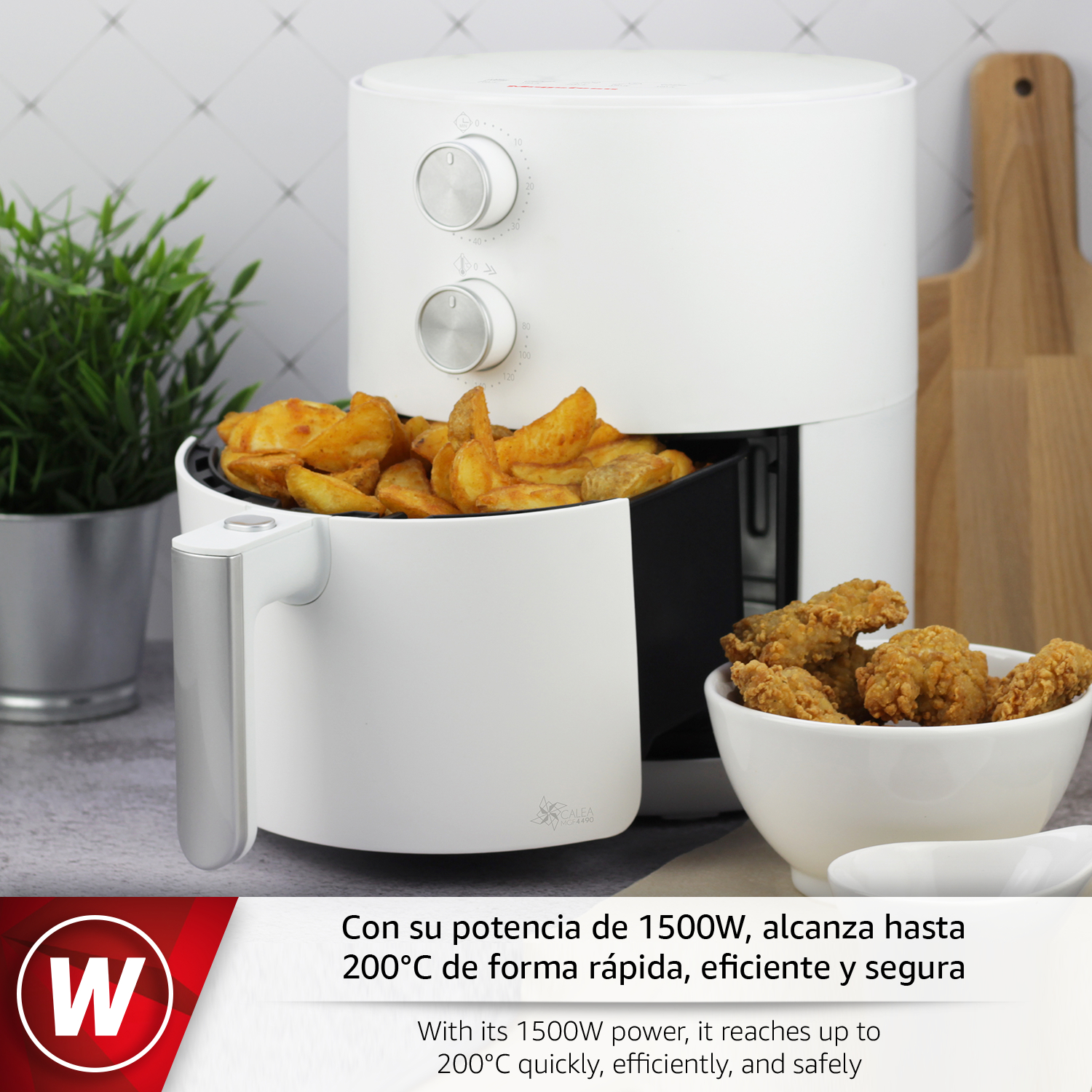 Freidora de aire blanca con papas fritas y nuggets de pollo.