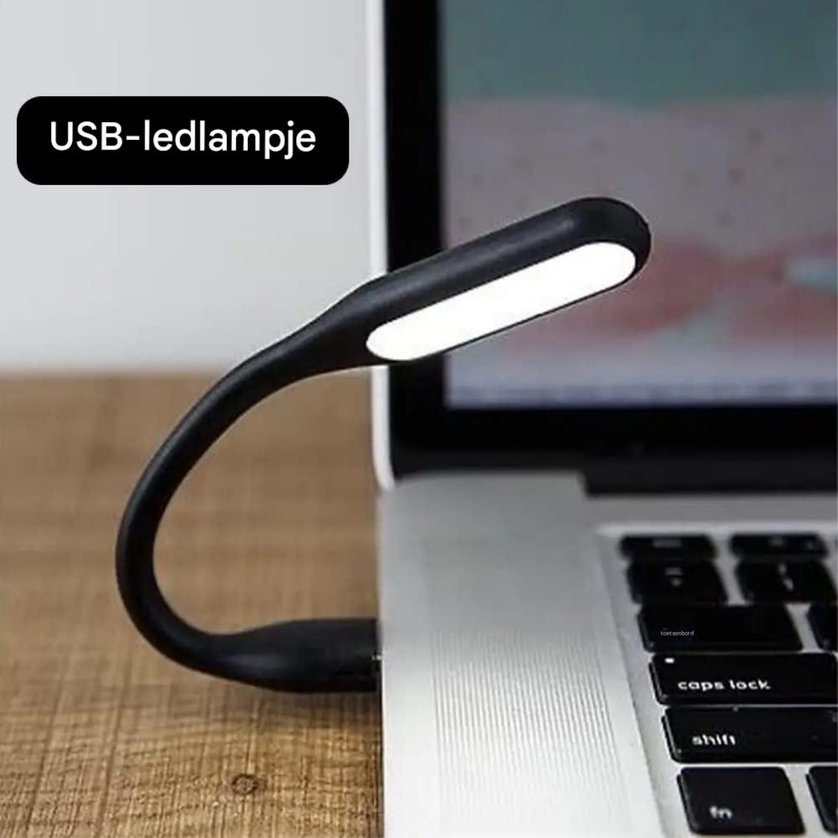 Una lampada LED USB nera e flessibile è collegata a un laptop.
