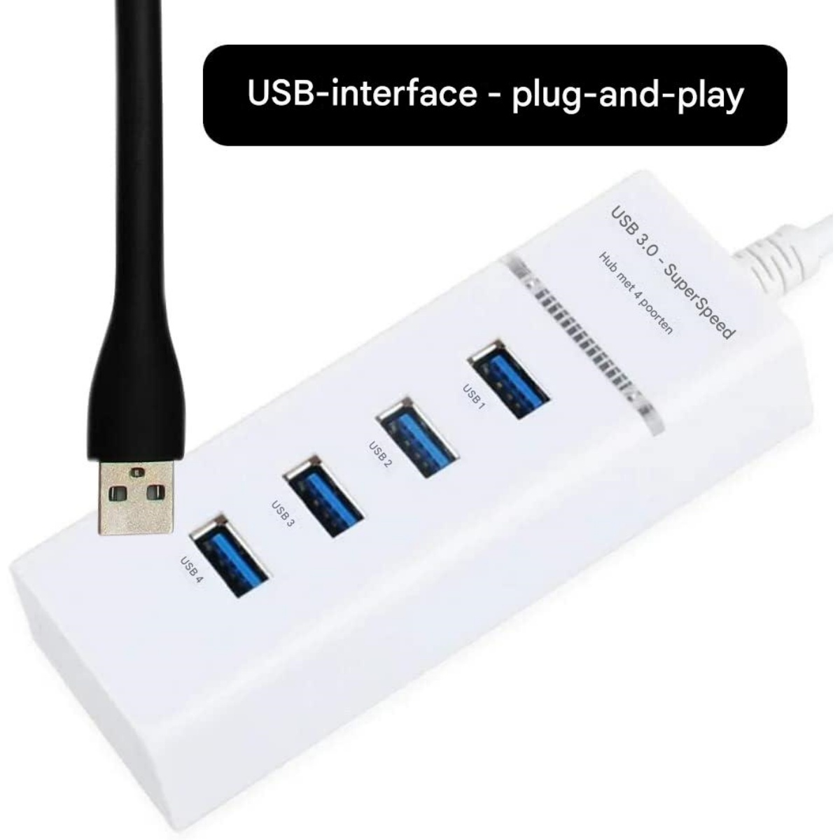 Un hub USB 3.0 bianco con quattro porte e un cavo nero.
