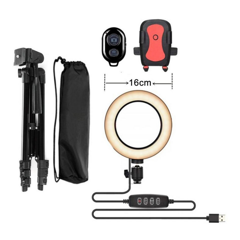 Un ring light, treppiede, supporto per telefono e telecomando su sfondo bianco.