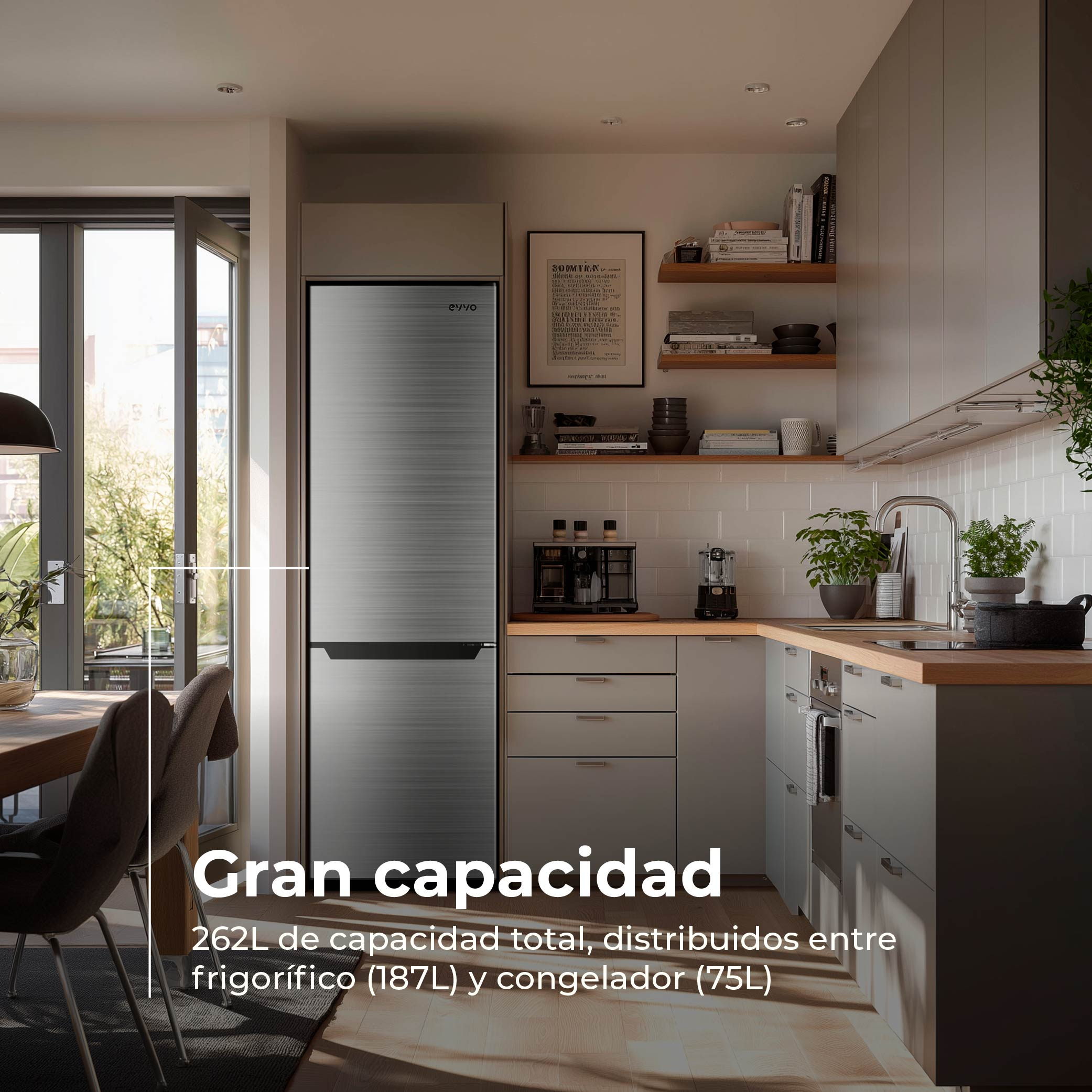Cocina moderna con frigorífico plateado grande, mesa y sillas de madera.