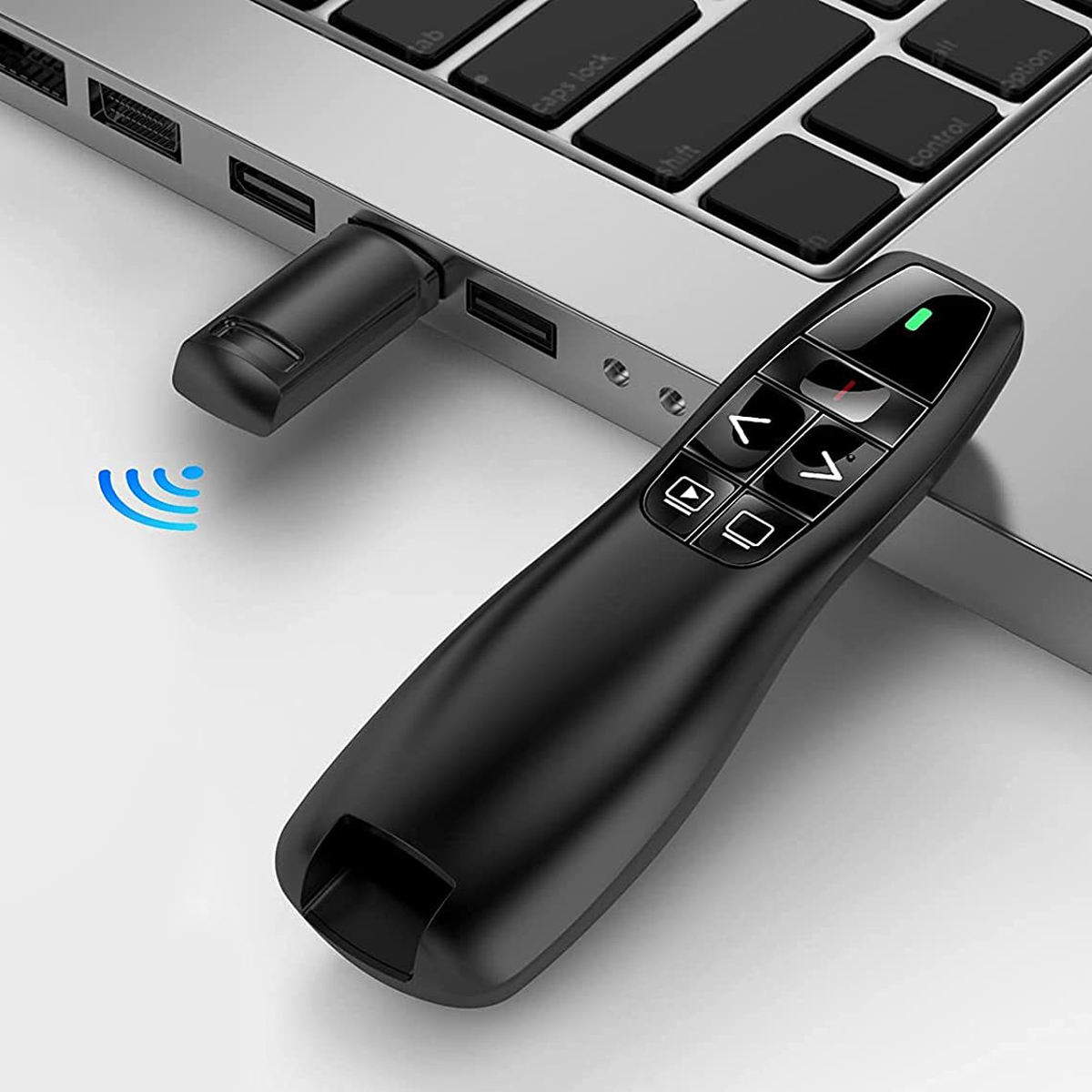 Presenter e ricevitore USB neri collegati a un laptop.