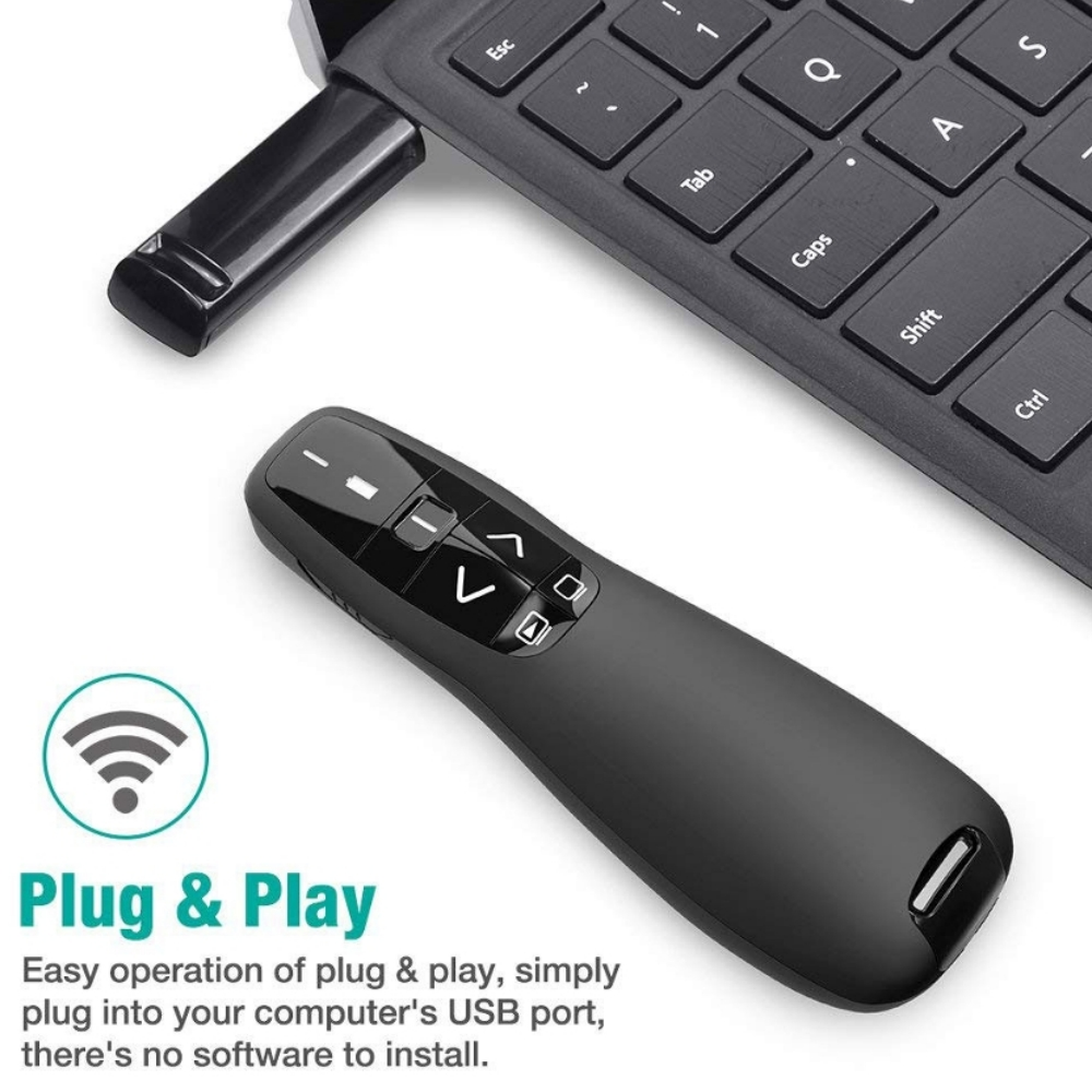 Un puntatore di presentazione nero accanto a una tastiera con dongle USB collegato.