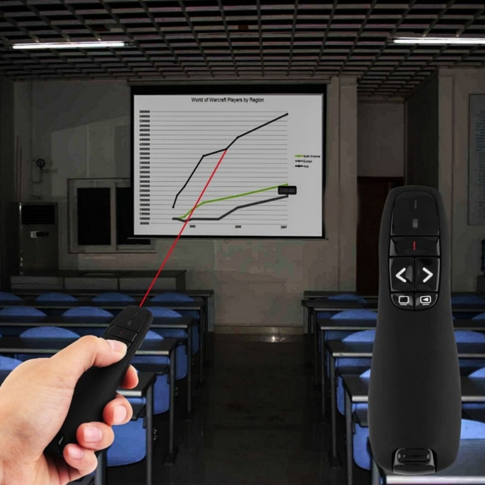 Una mano tiene un puntatore nero con un laser rosso che punta a uno schermo di proiezione.