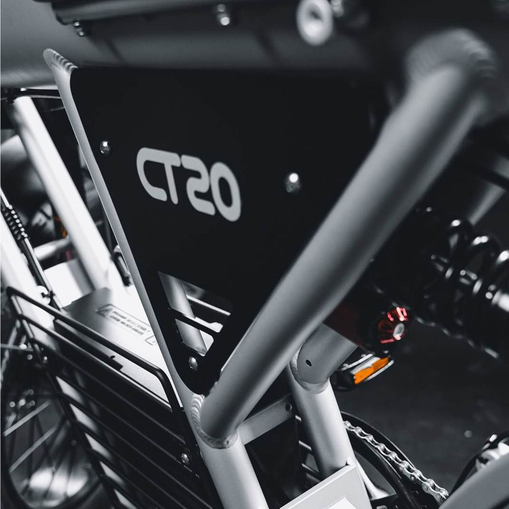 Primo piano di una e-bike, con il logo CT20 su una piastra nera.
