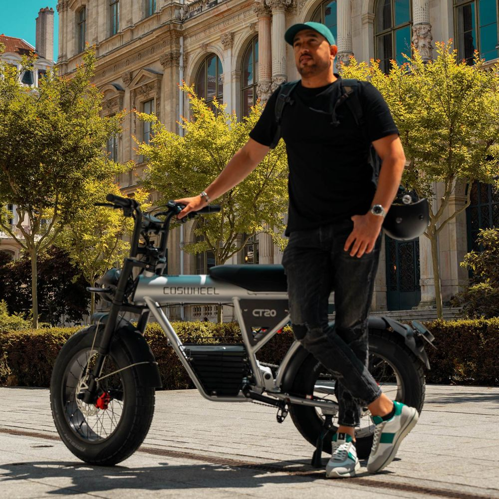 Uomo con e-bike davanti a edificio