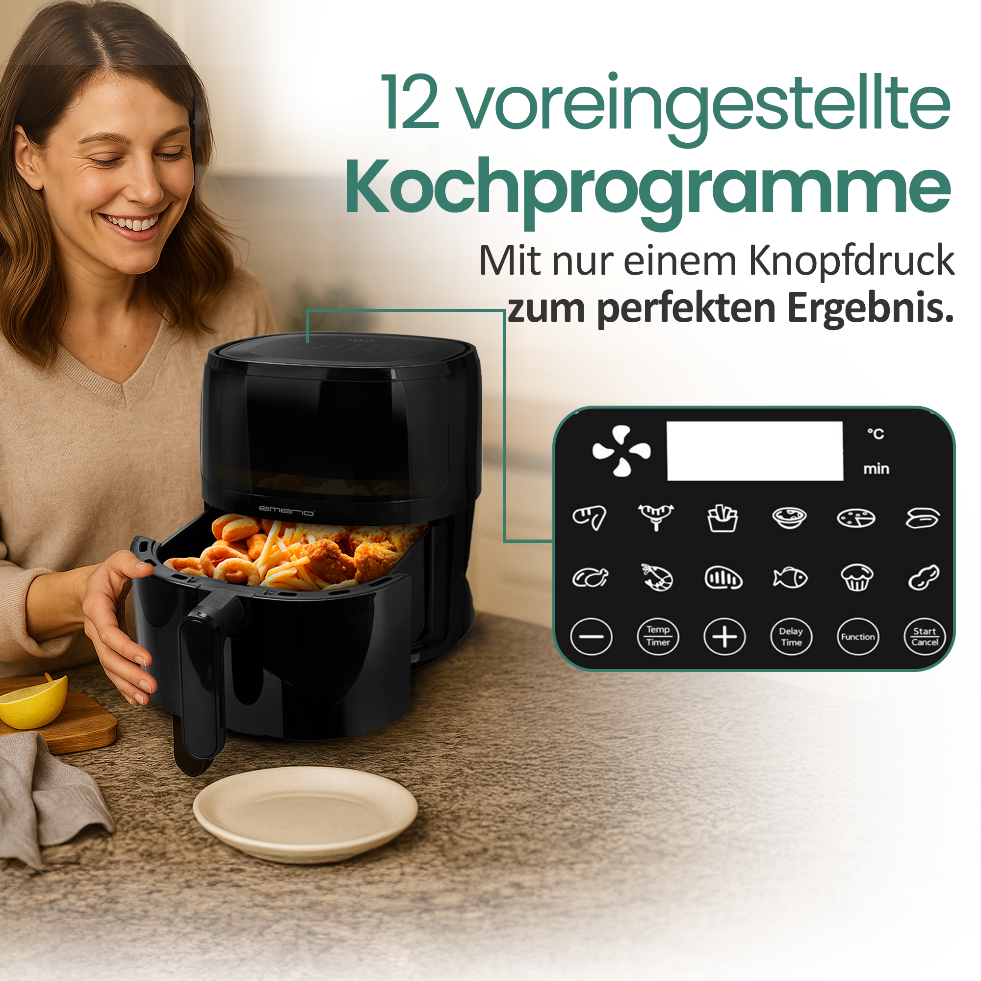 Eine Frau lächelt neben einer schwarzen Heißluftfritteuse mit Essen und einem Bedienfeld.