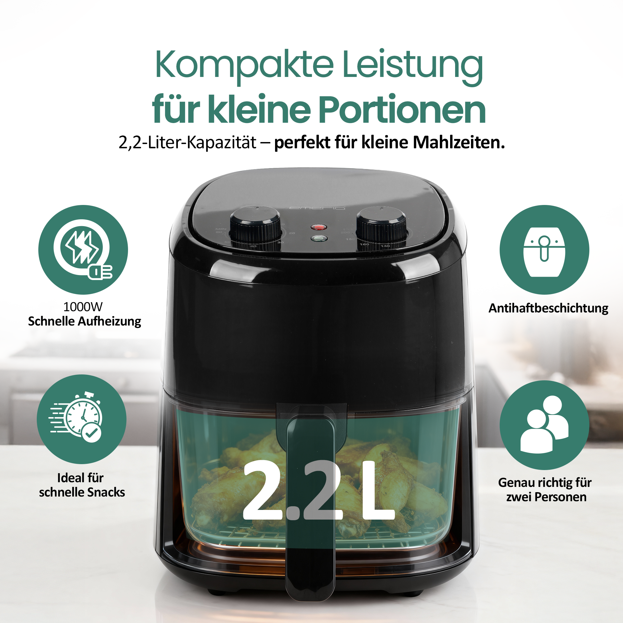 Schwarzer Airfryer mit 2,2L Kapazität, der Hähnchenschenkel zubereitet.