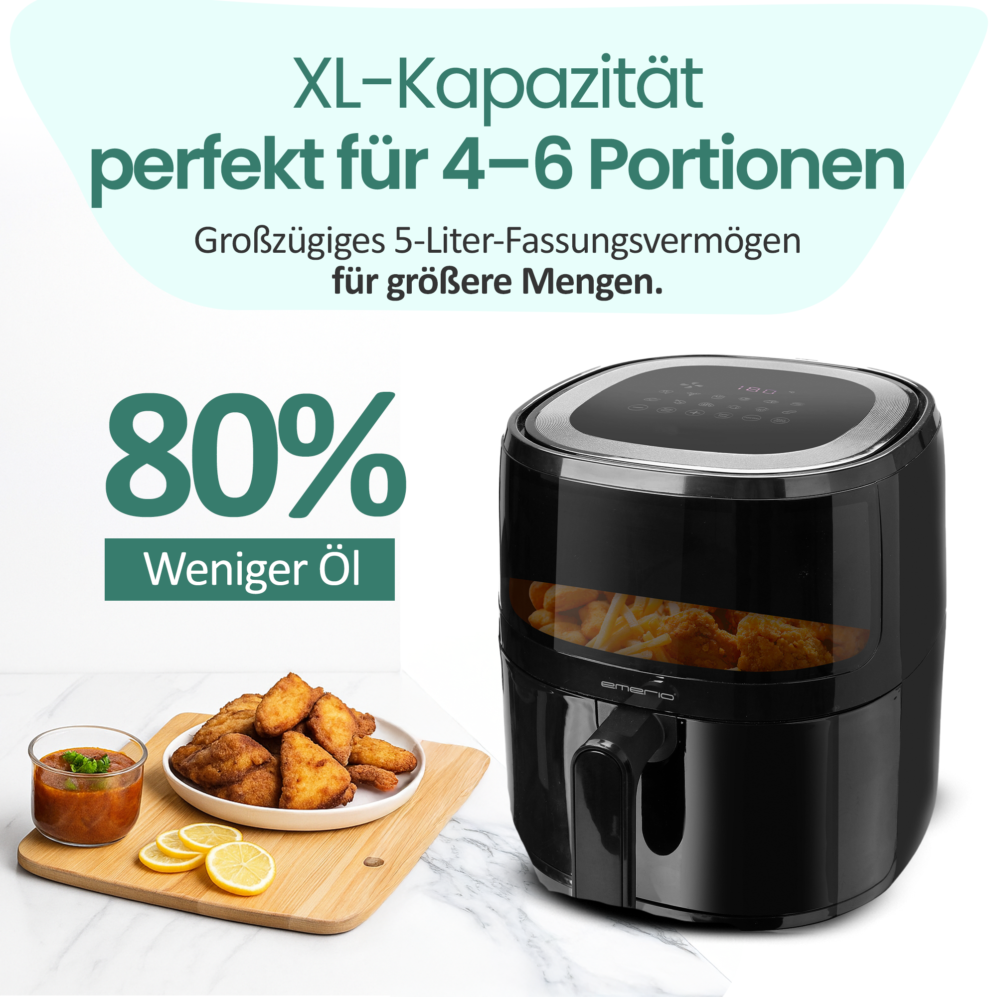Schwarze Heißluftfritteuse mit 5L Kapazität, gefüllt mit Speisen. Daneben Teller mit Snacks.