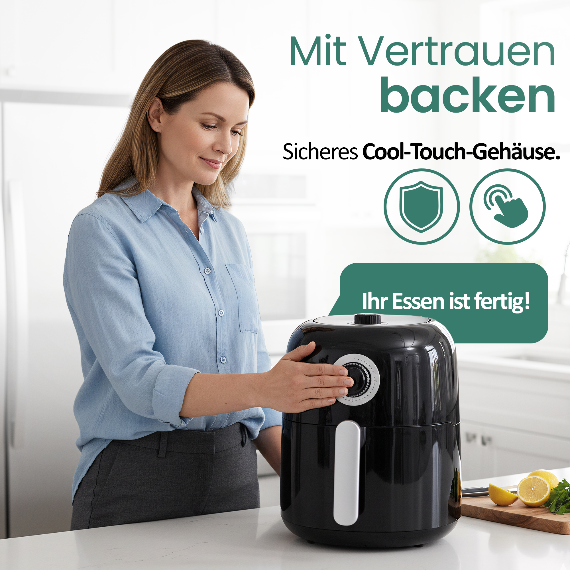 Eine Frau bedient eine schwarze Heißluftfritteuse in einer Küche. "Ihr Essen ist fertig!"