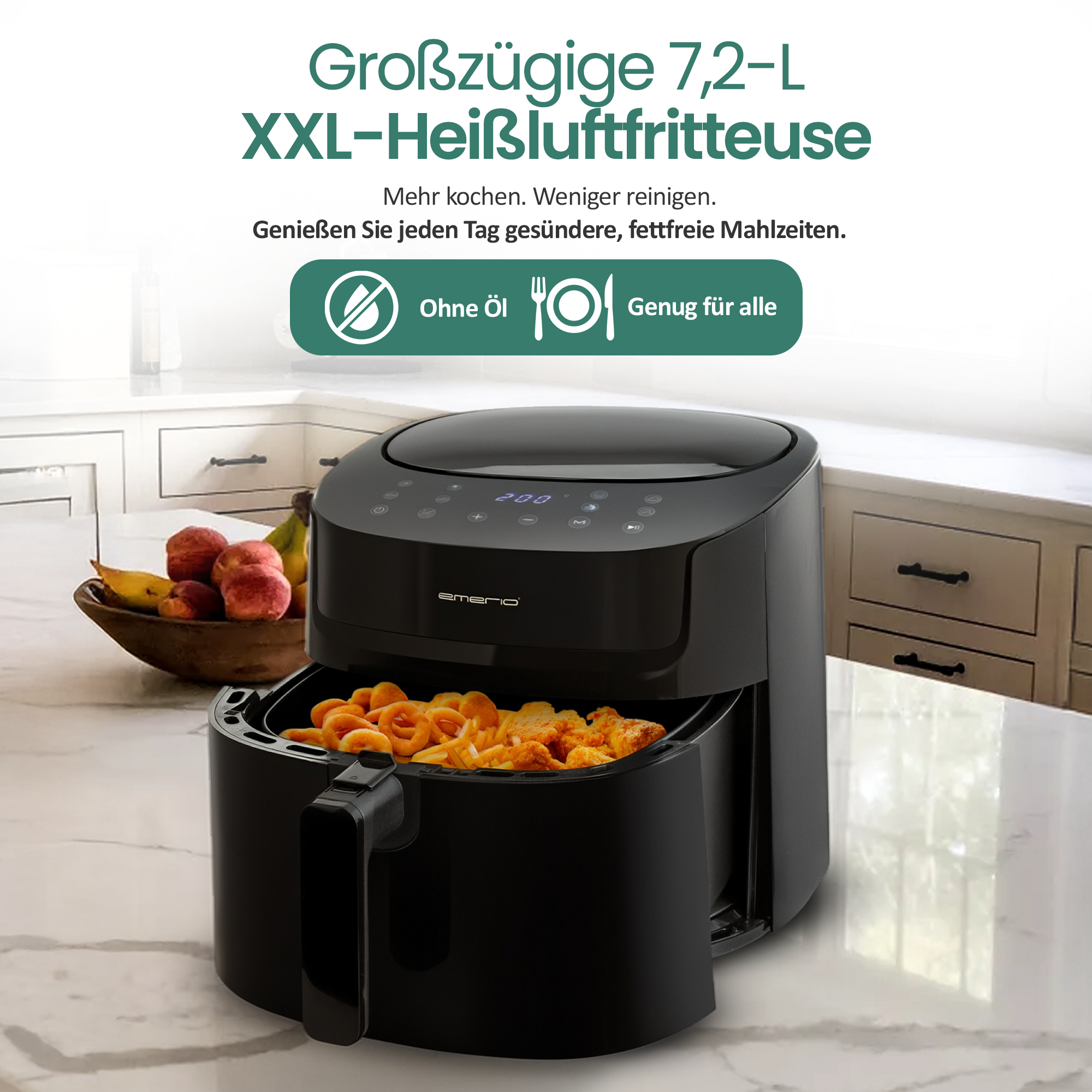 Schwarze Heißluftfritteuse mit Pommes und Nuggets im Korb, auf einer Marmorarbeitsplatte.