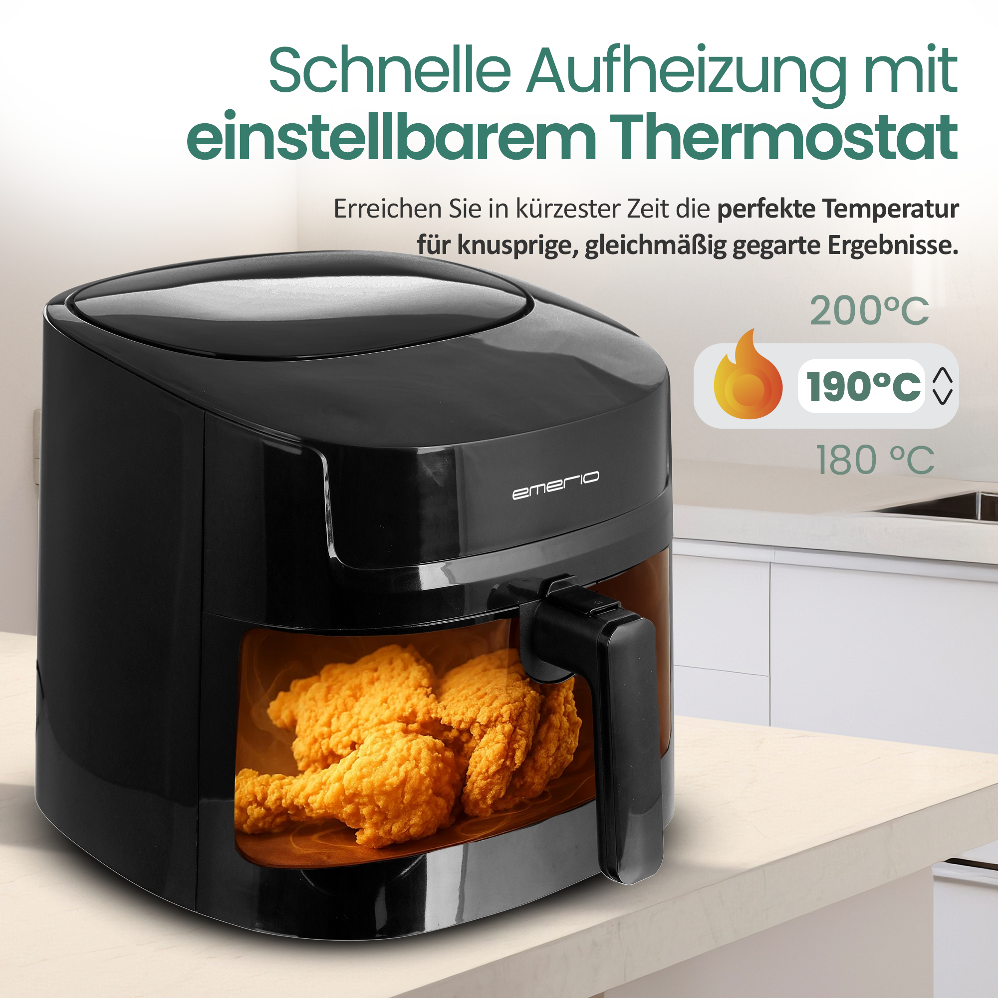 Ein schwarzer Heißluftfritteuse mit knusprigen Hähnchenteilen darin.