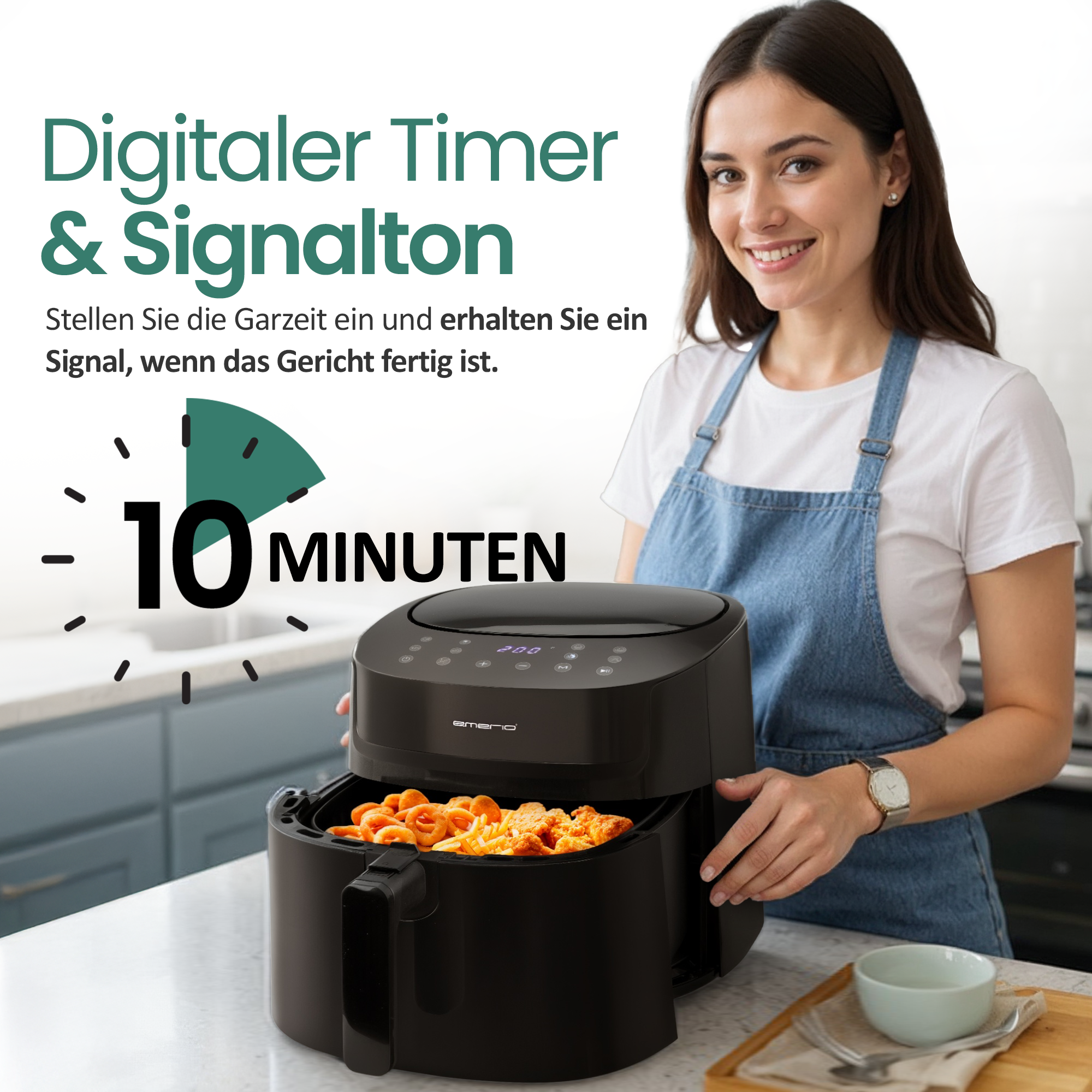 Eine Frau mit blauer Schürze lächelt neben einer schwarzen Heißluftfritteuse mit Essen.