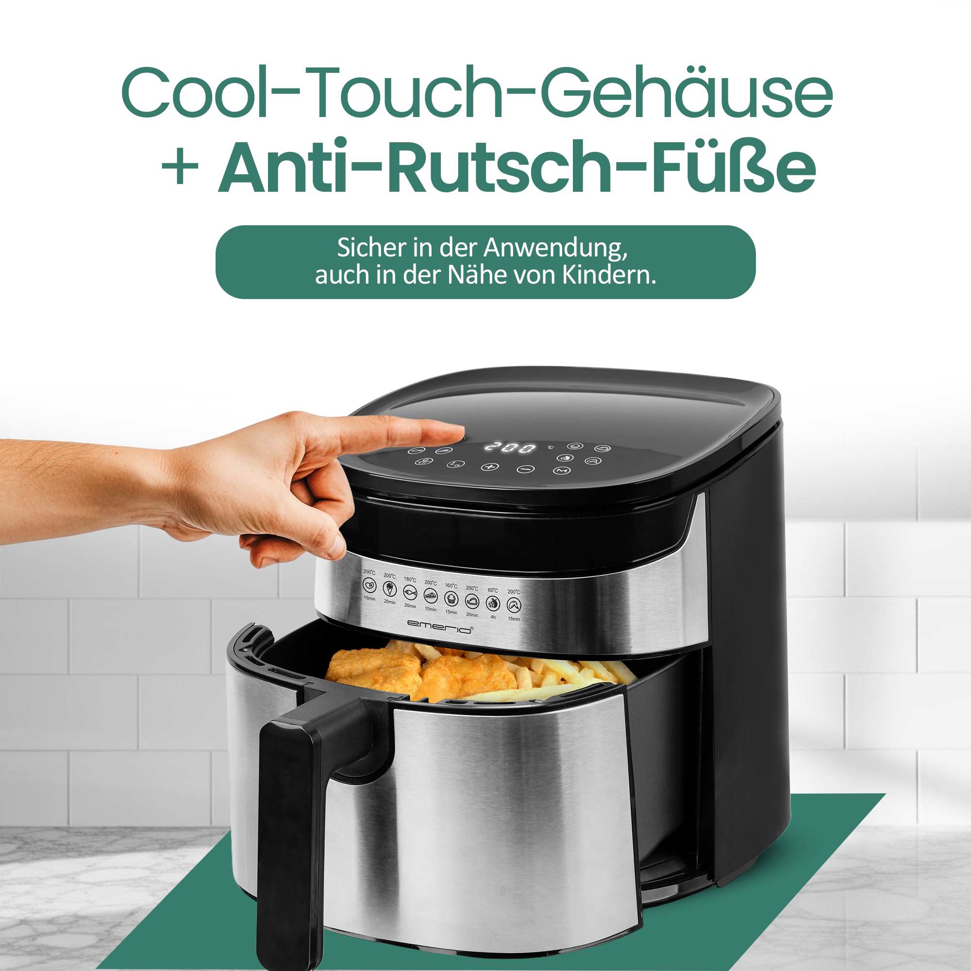 Ein Finger berührt ein digitales Display auf einem schwarzen Airfryer. Der Korb enthält Pommes und Nuggets.