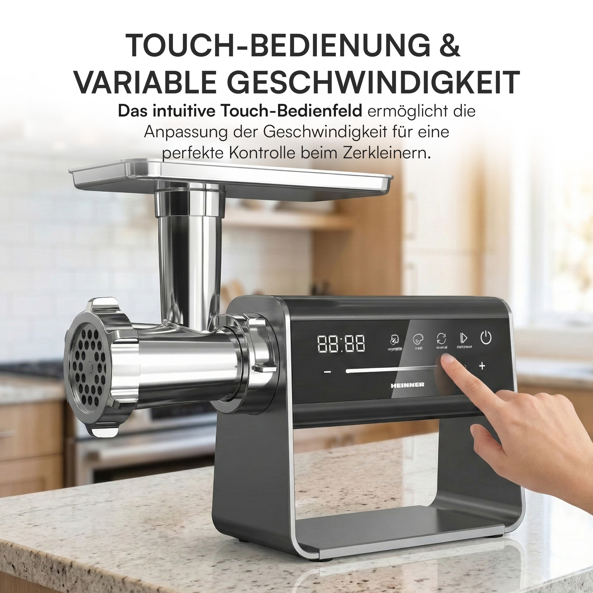 Ein Fleischwolf mit Touch-Bedienfeld, auf einer Arbeitsplatte.