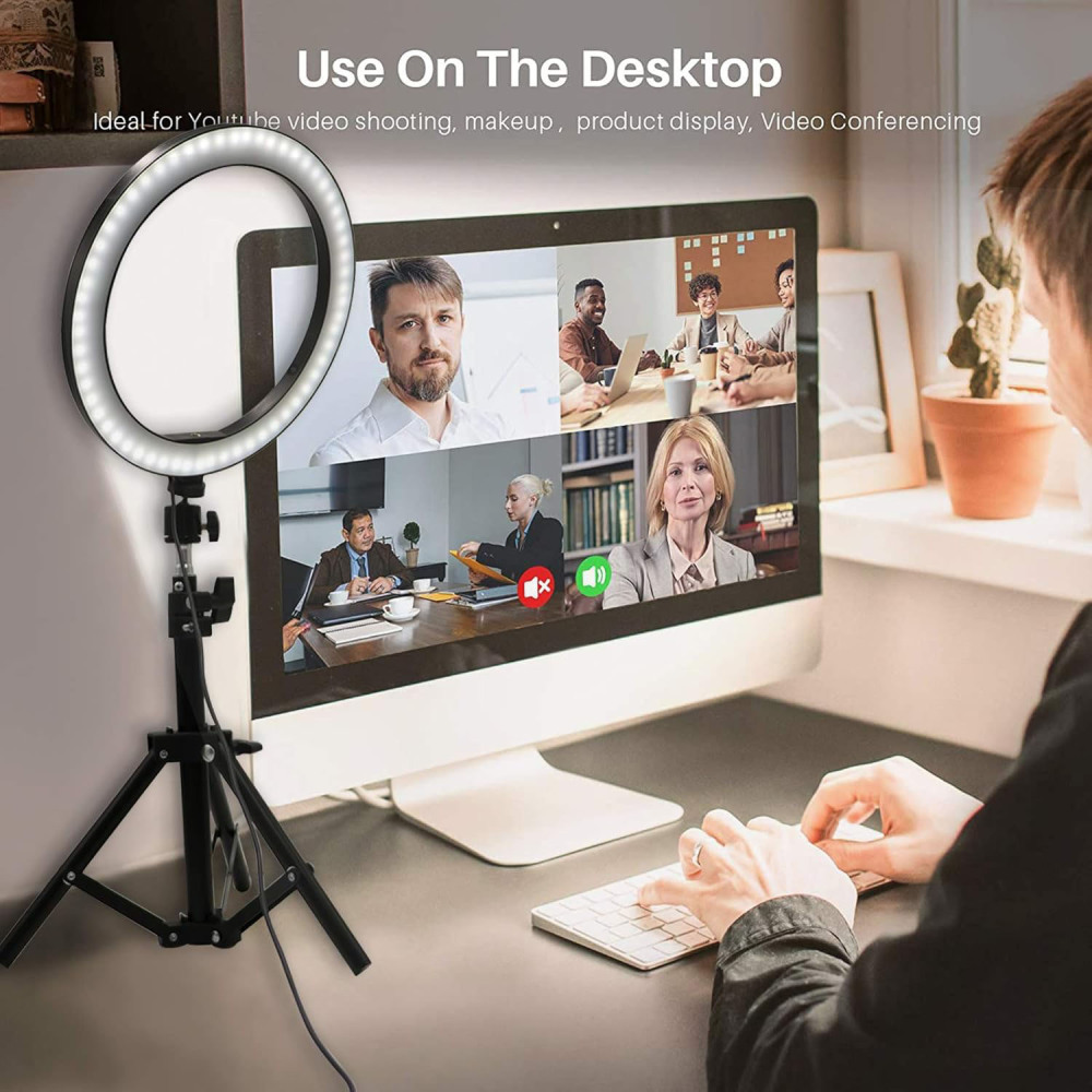Luce ad anello su treppiede davanti a un computer che mostra una videoconferenza.