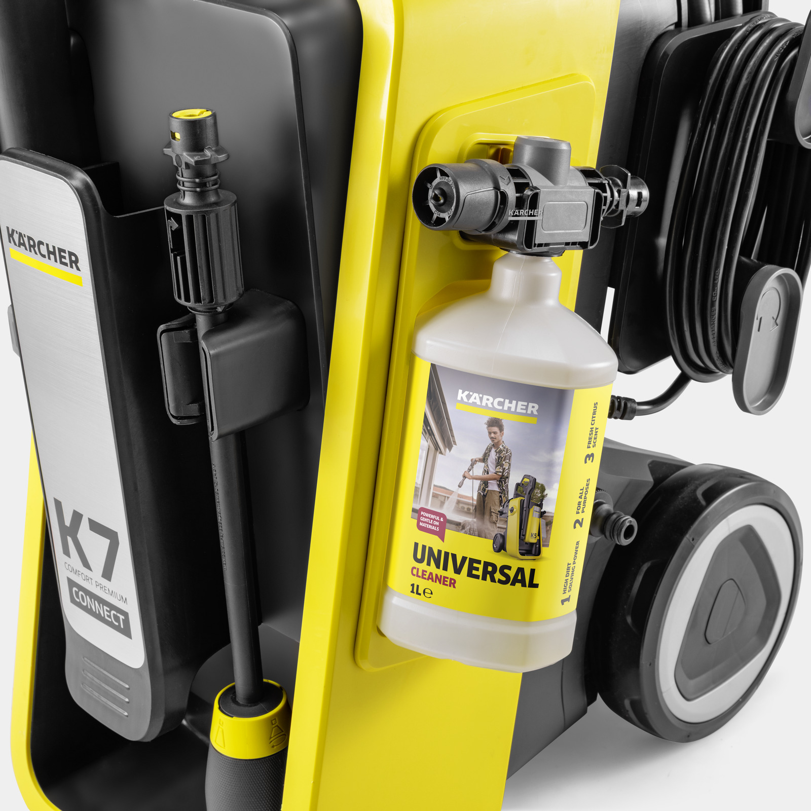 Ein gelber Hochdruckreiniger mit Kärcher-Logo und einer Universalreiniger-Flasche.