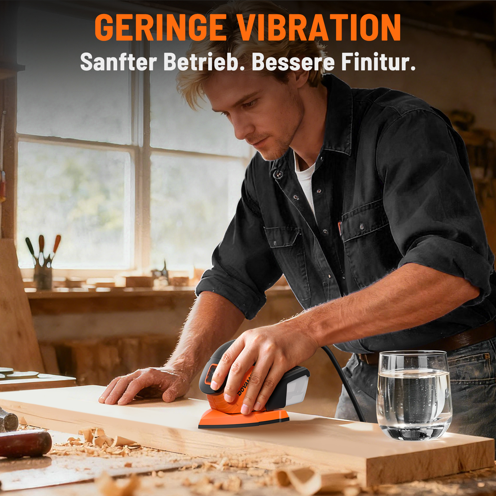 Ein Mann schleift Holz mit einem orangefarbenen Schleifgerät in einer Werkstatt.