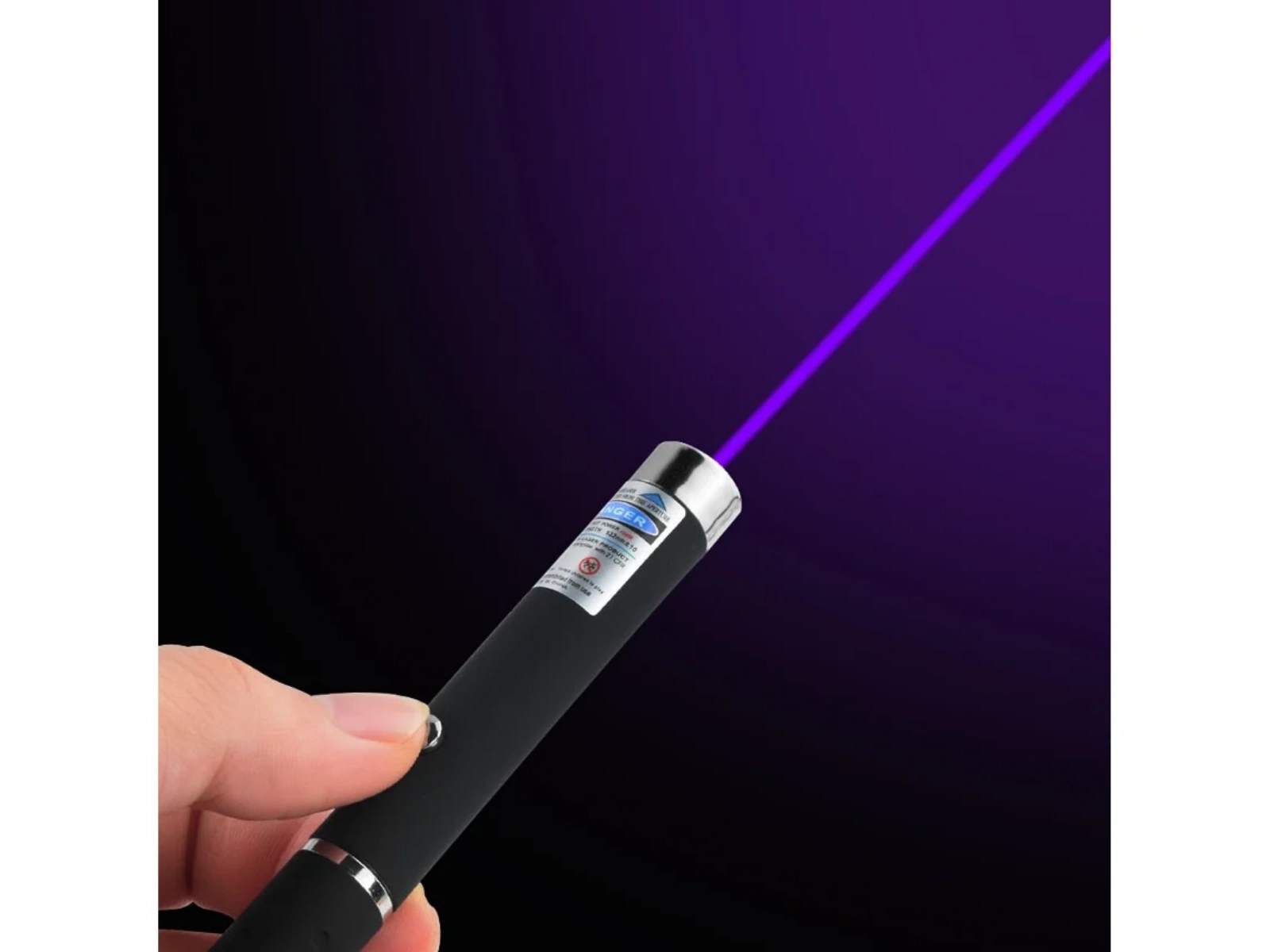 Ein schwarzer Laserpointer mit einem violetten Strahl, der von einer Hand gehalten wird.
