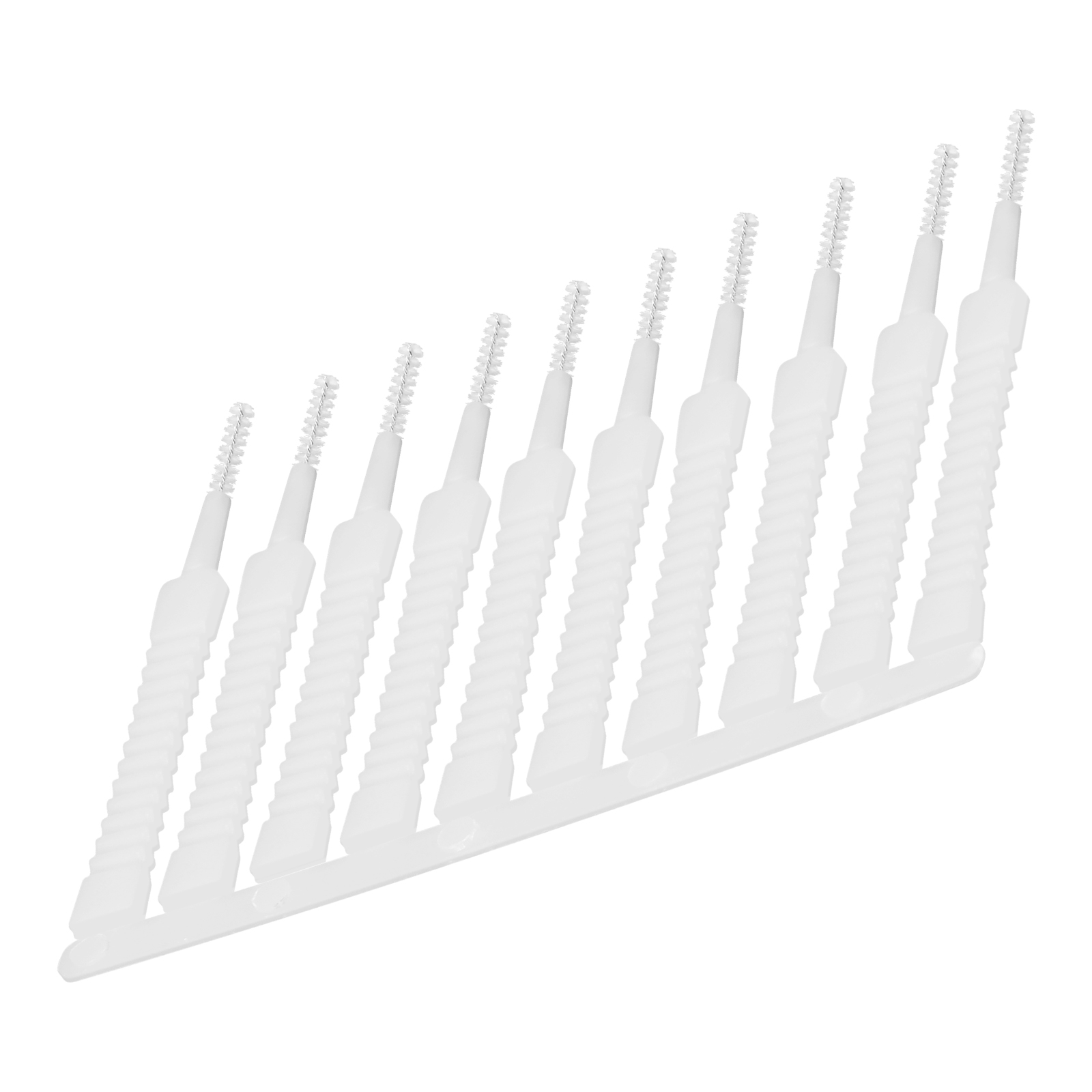 Eine Reihe von zehn weißen Interdentalbürsten, die nebeneinander auf einer weißen Oberfläche liegen.