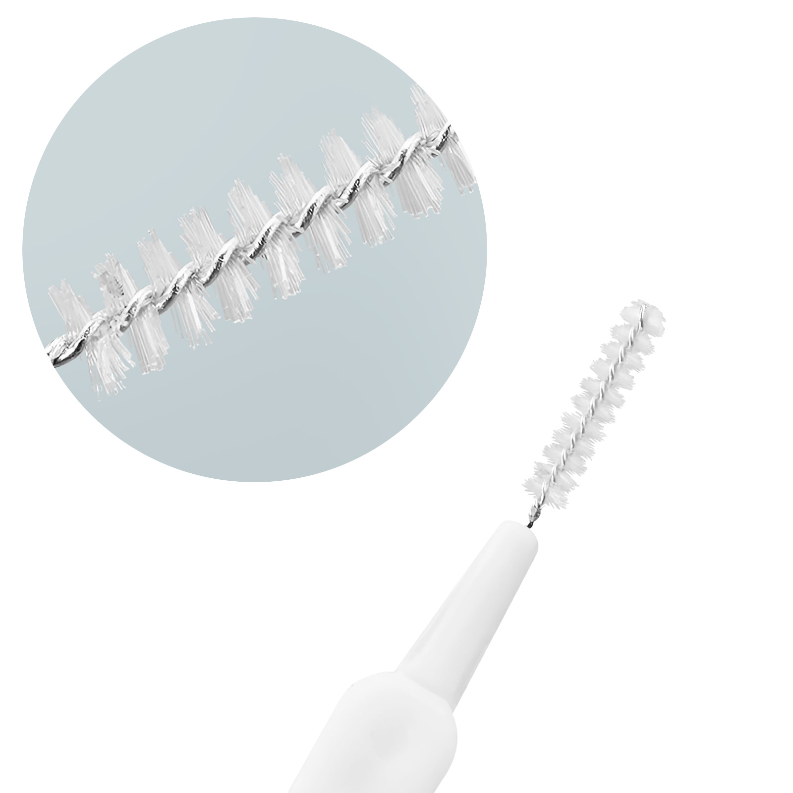 Nahaufnahme einer weißen Interdentalbürste mit Borsten auf einem silbernen Draht.
