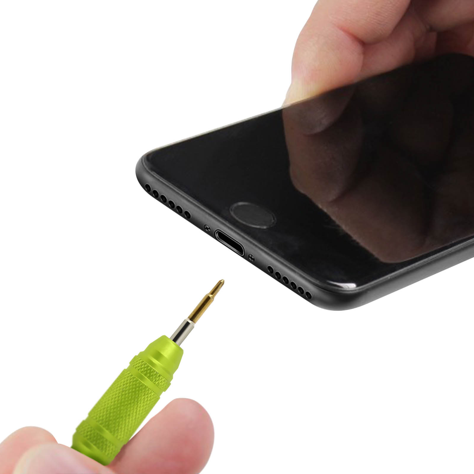 Un cacciavite verde si avvicina alla porta di ricarica di uno smartphone nero.