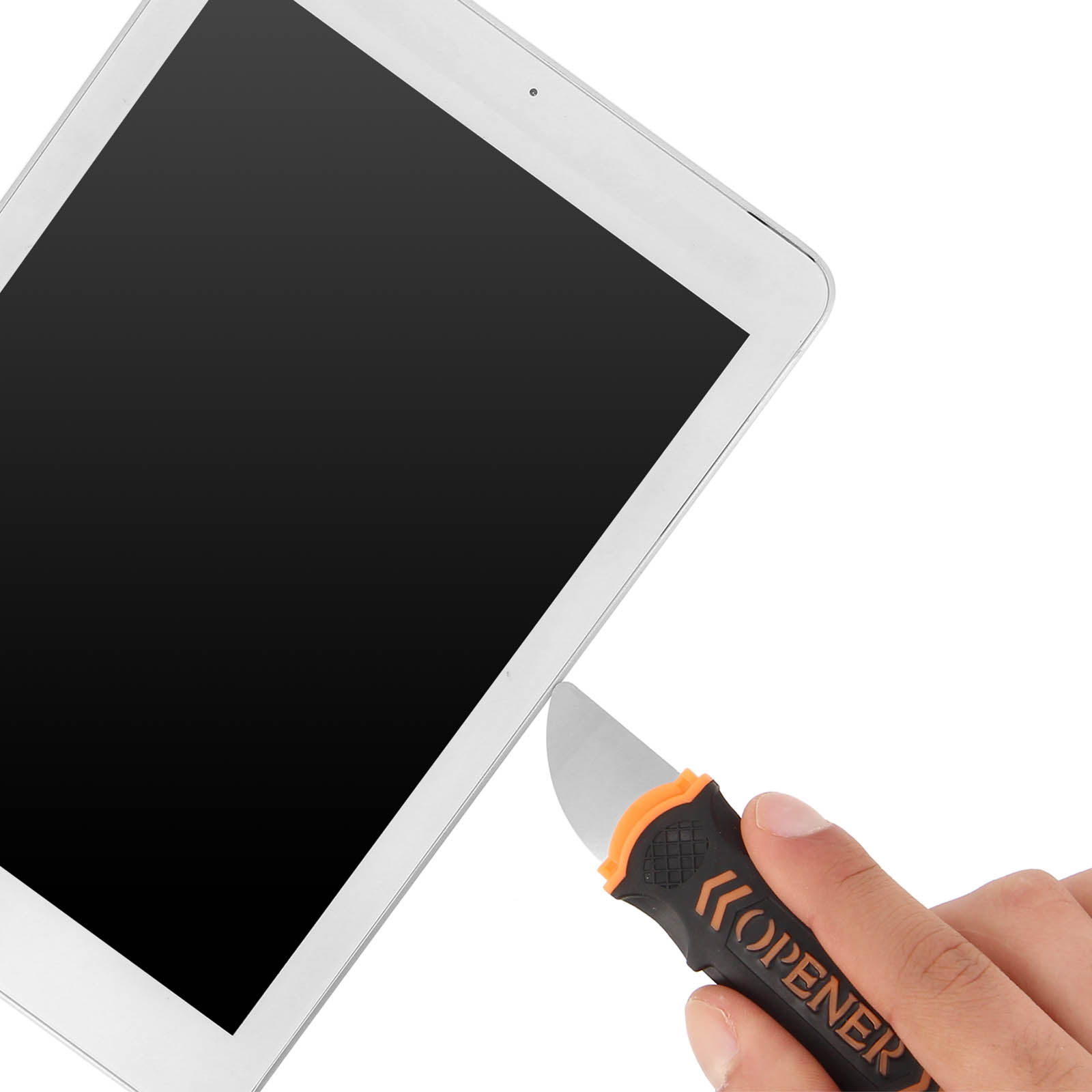 Ein Finger hält ein kleines schwarzes und orangefarbenes Werkzeug mit der Aufschrift "OPENER" neben ein Tablet.