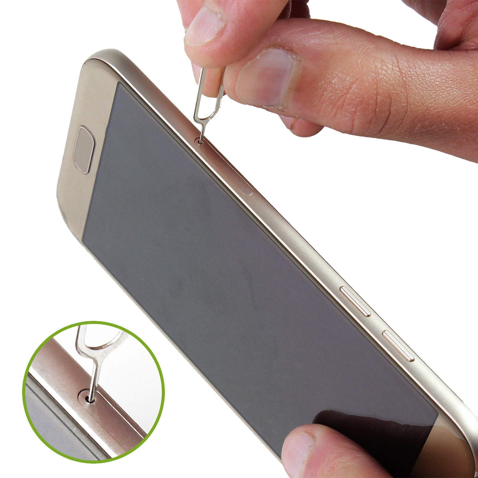 Un dito usa uno strumento SIM per espellere una SIM da uno smartphone dorato. Primo piano.