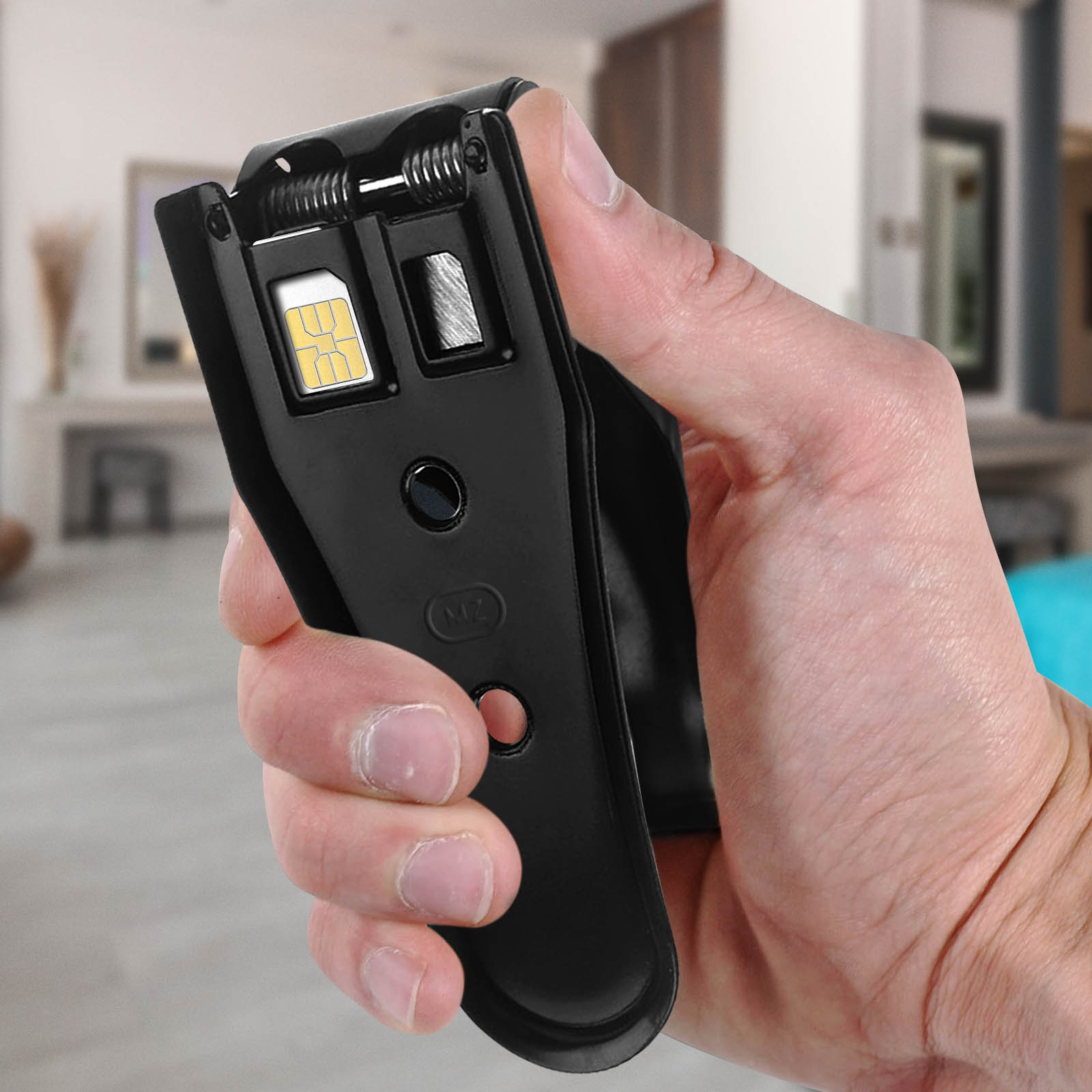 Eine Hand hält einen schwarzen SIM-Karten-Schneidewerkzeug mit einer SIM-Karte.
