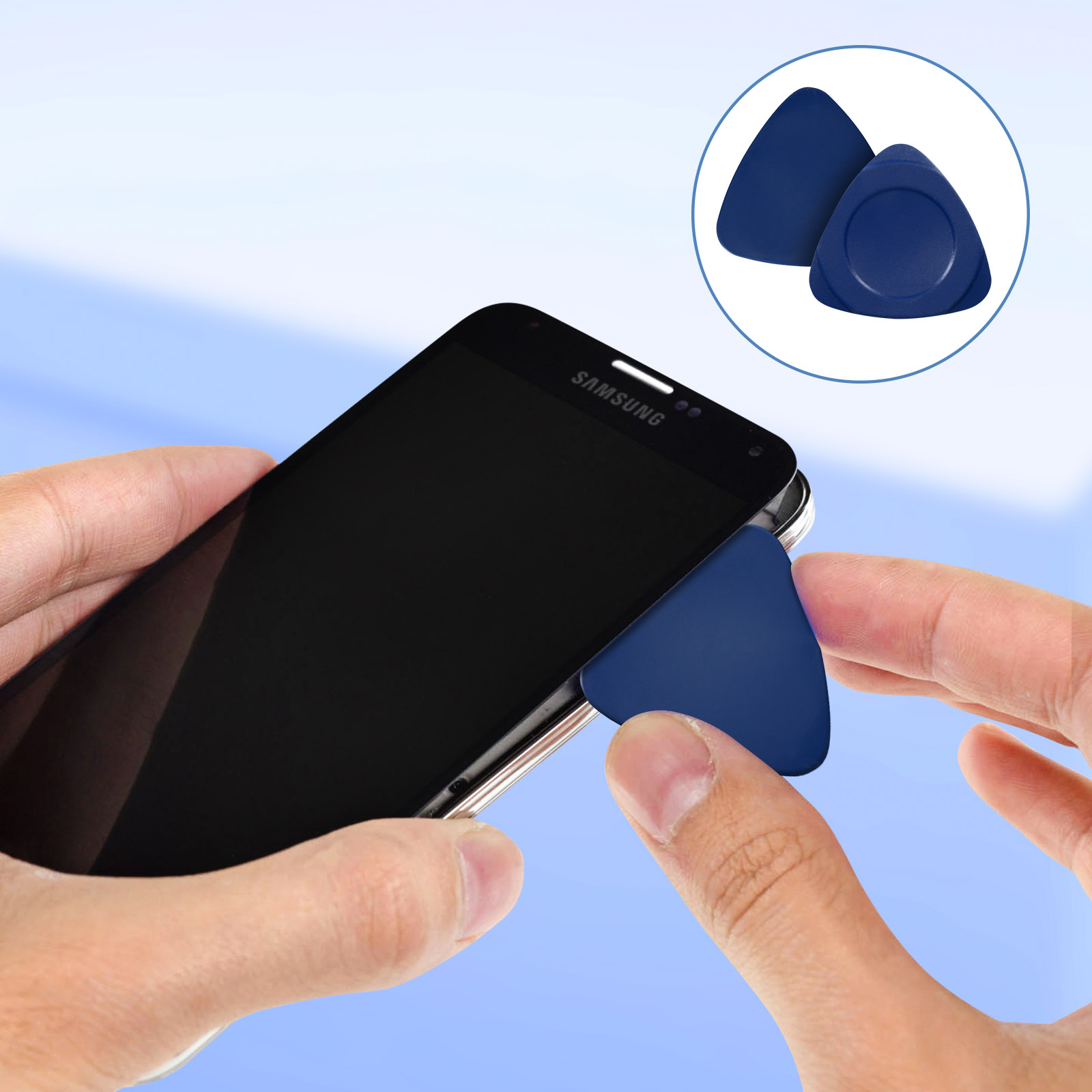 Blaue Plektren werden verwendet, um ein Samsung-Smartphone zu öffnen.