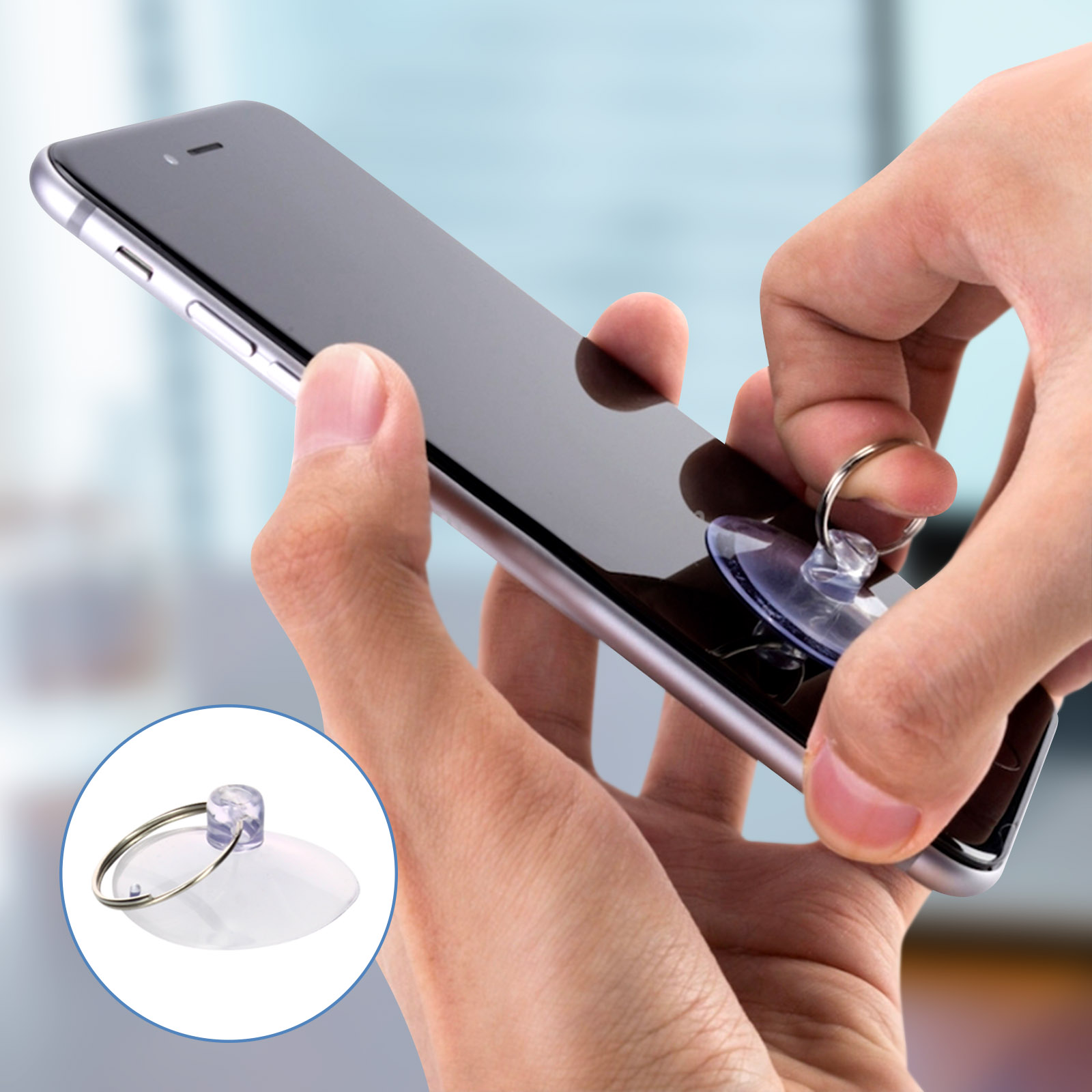 Hände benutzen einen Saugnapf mit Ring, um eine Displayschutzfolie von einem Smartphone zu entfernen.