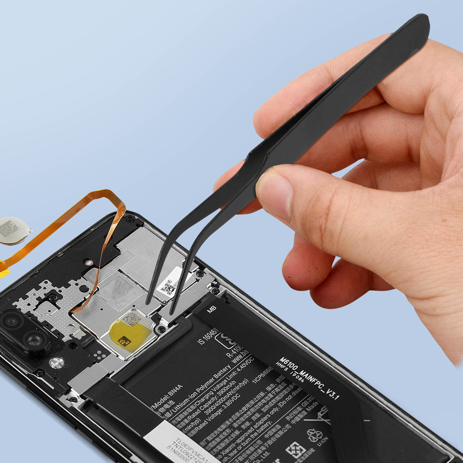 Una mano tiene una pinzetta nera che accede a una batteria di telefono aperta.