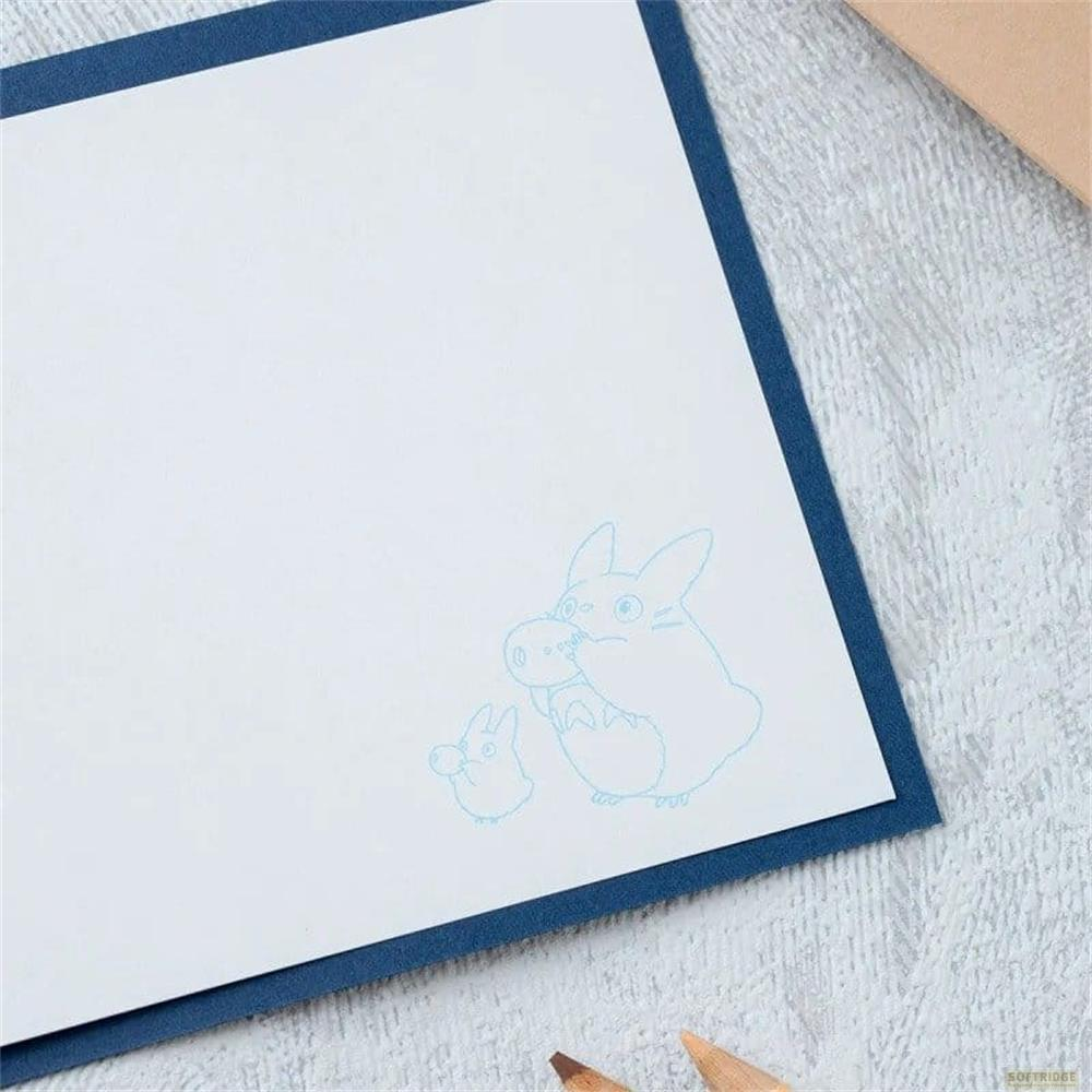 Blaues Totoro-Motiv auf weißem Papier mit dunkelblauem Rand.