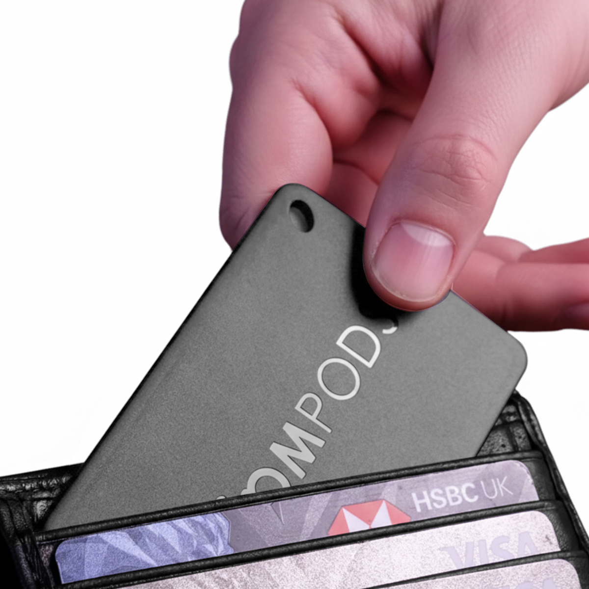 Una mano inserisce una carta grigia in un portafoglio nero con carte di credito.