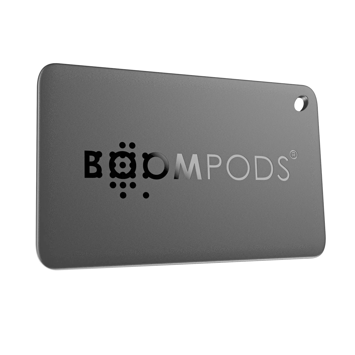 Scheda rettangolare grigia con logo nero BOOMPODS e foro in alto a destra.