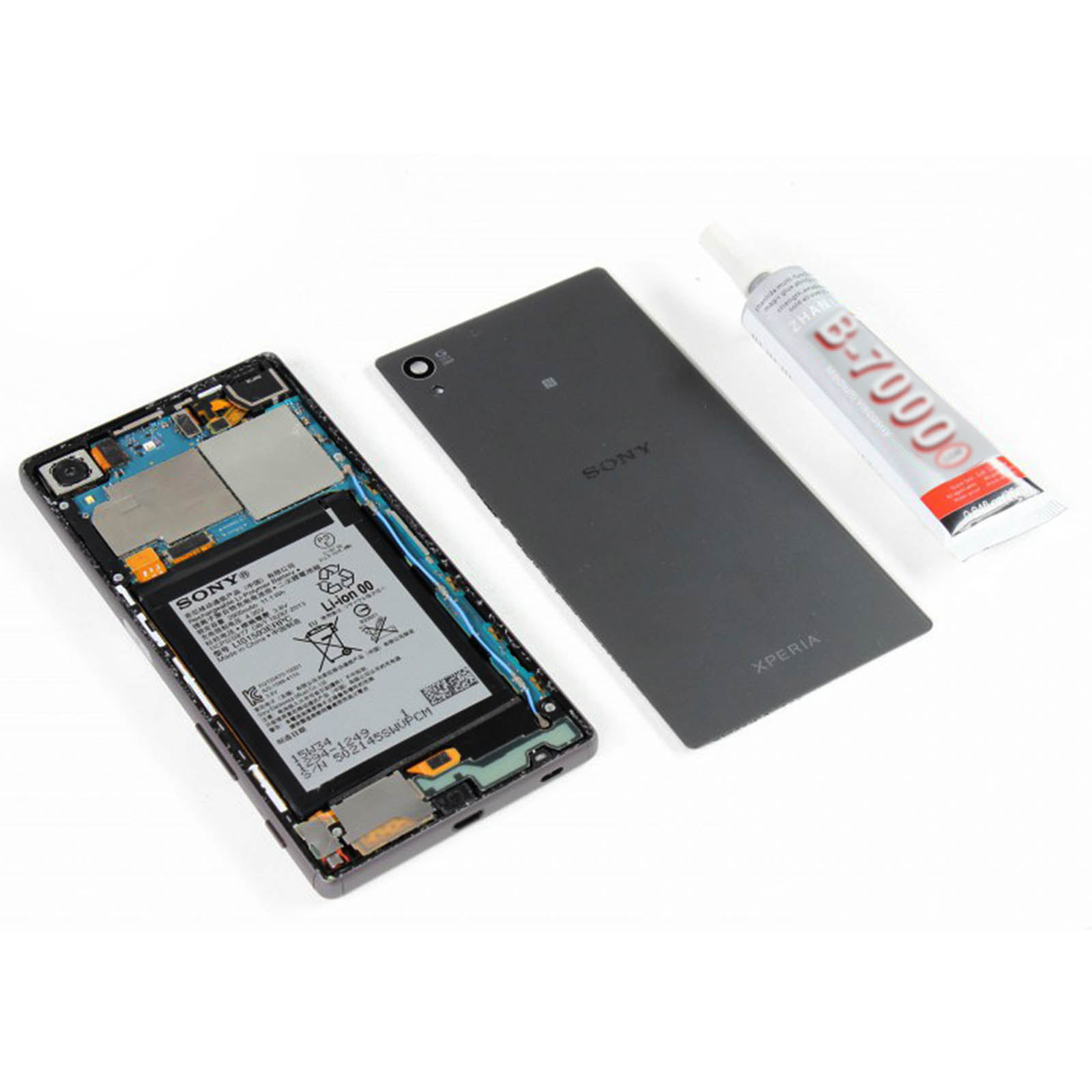 Ein zerlegtes Sony Xperia Smartphone mit Akku und Klebertube.