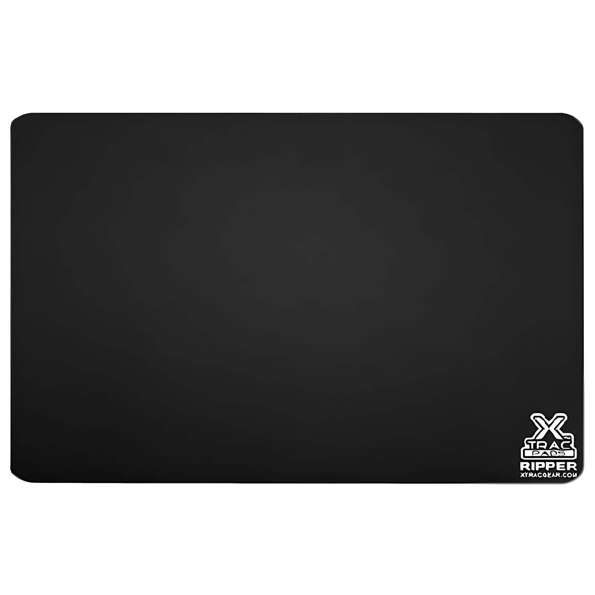 Tappetino per mouse nero con angoli arrotondati e logo bianco in basso a destra.