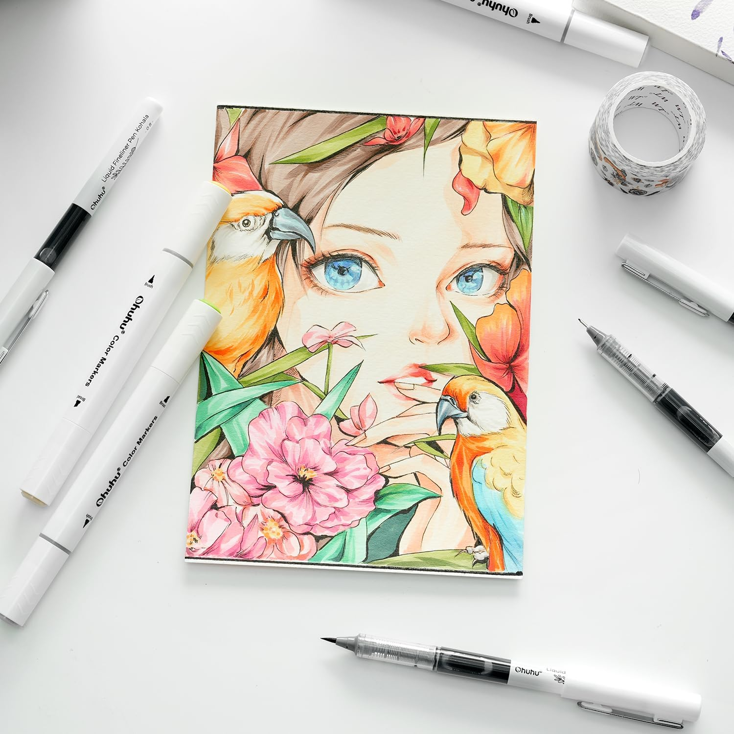 Zeichnung eines Gesichts, umgeben von Blumen und Vögeln, mit Markern und Klebeband.