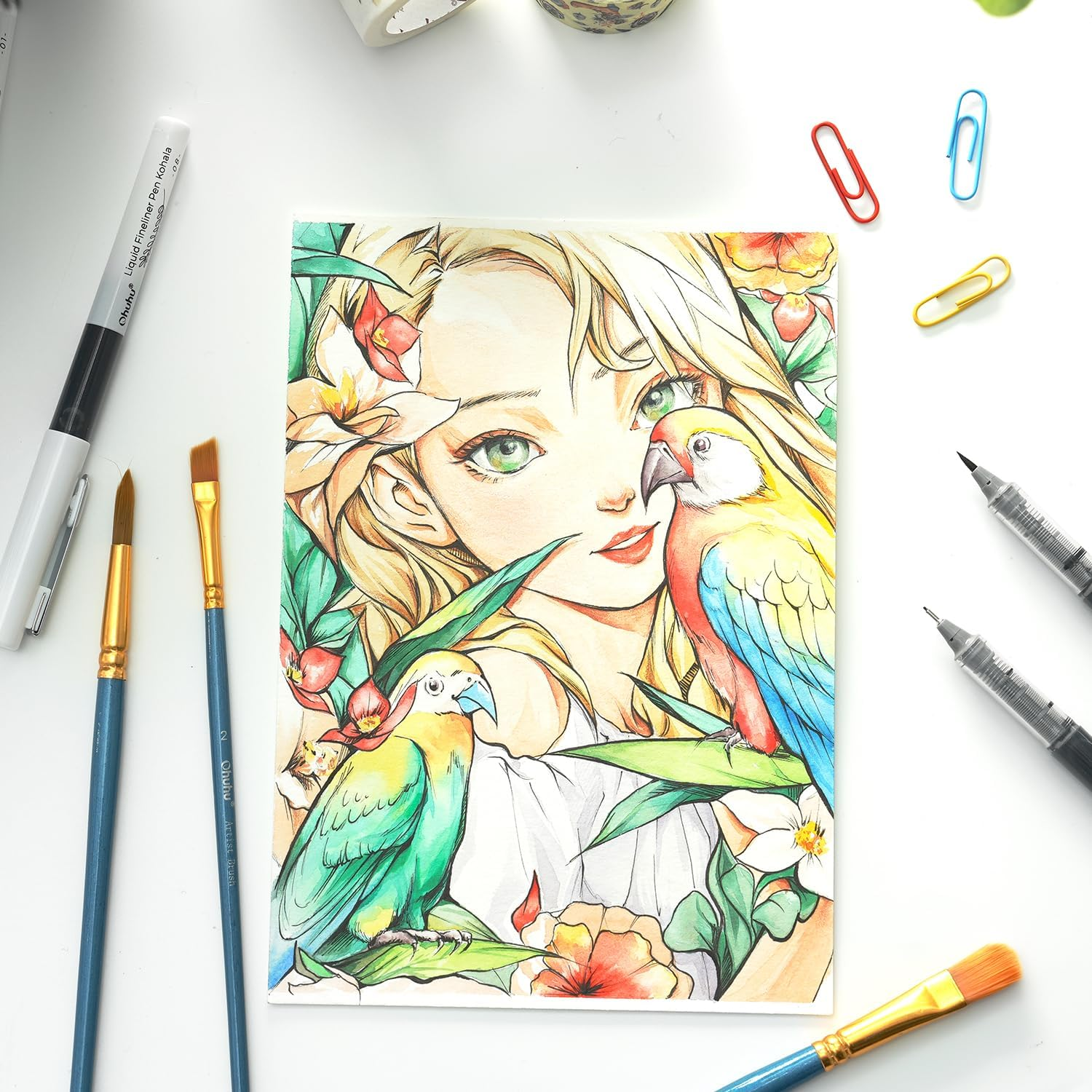Anime-Mädchen mit zwei Papageien, umgeben von Blumen und Blättern.