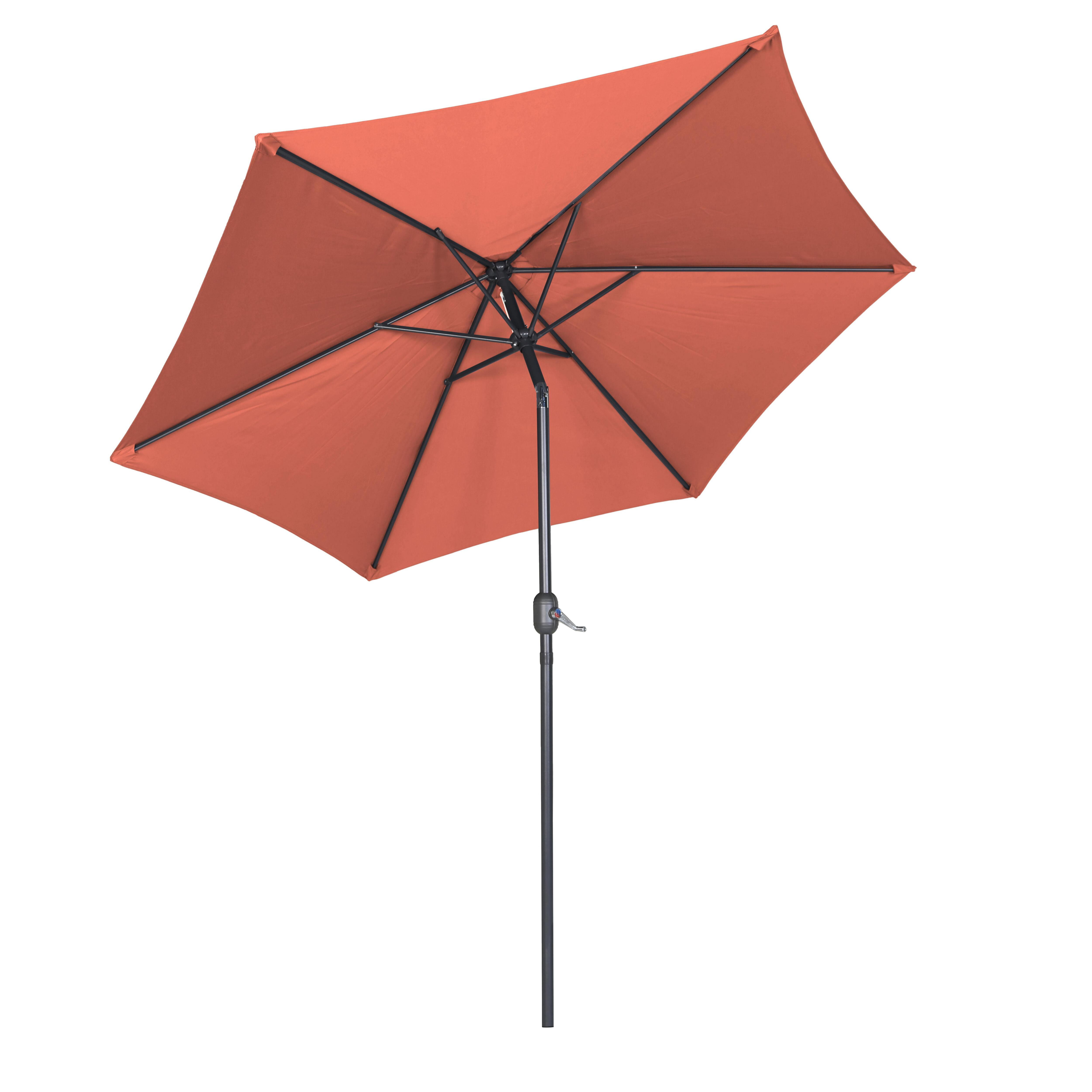 Ein orangefarbener Sonnenschirm mit schwarzem Gestell auf weißem Hintergrund.