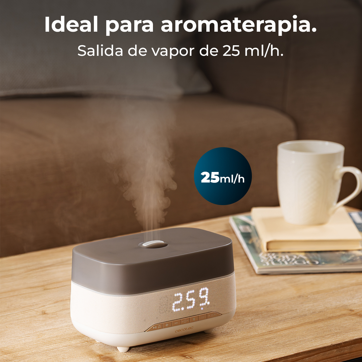 Un diffusore che emette 25ml/h di vapore, su un tavolo di legno.