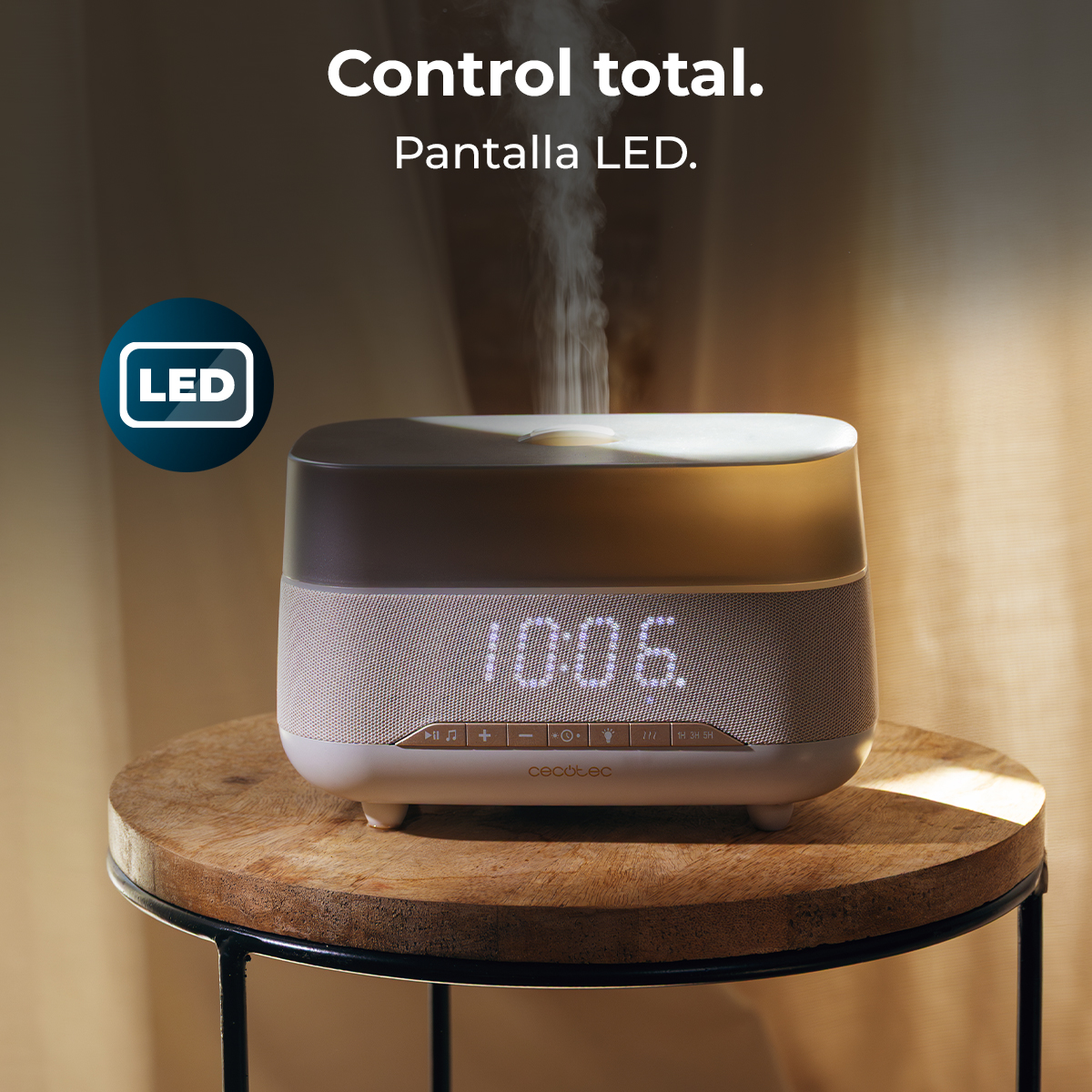 Un diffusore con display a LED che mostra le 10:06 su un tavolo di legno.