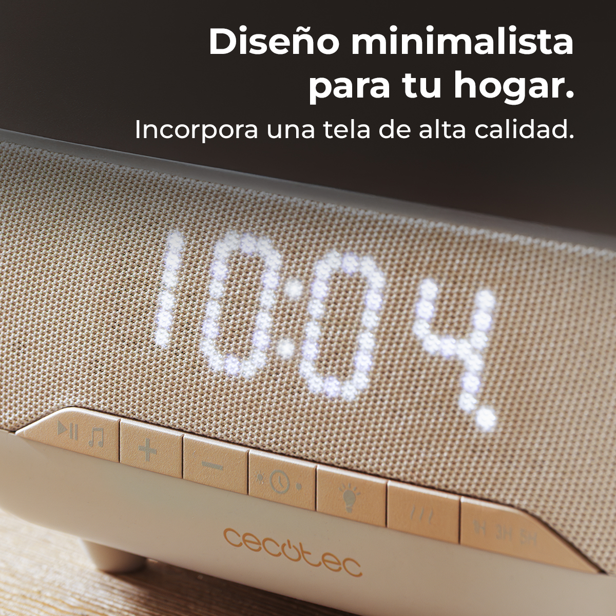 Una sveglia digitale con display illuminato mostra le 10:04.