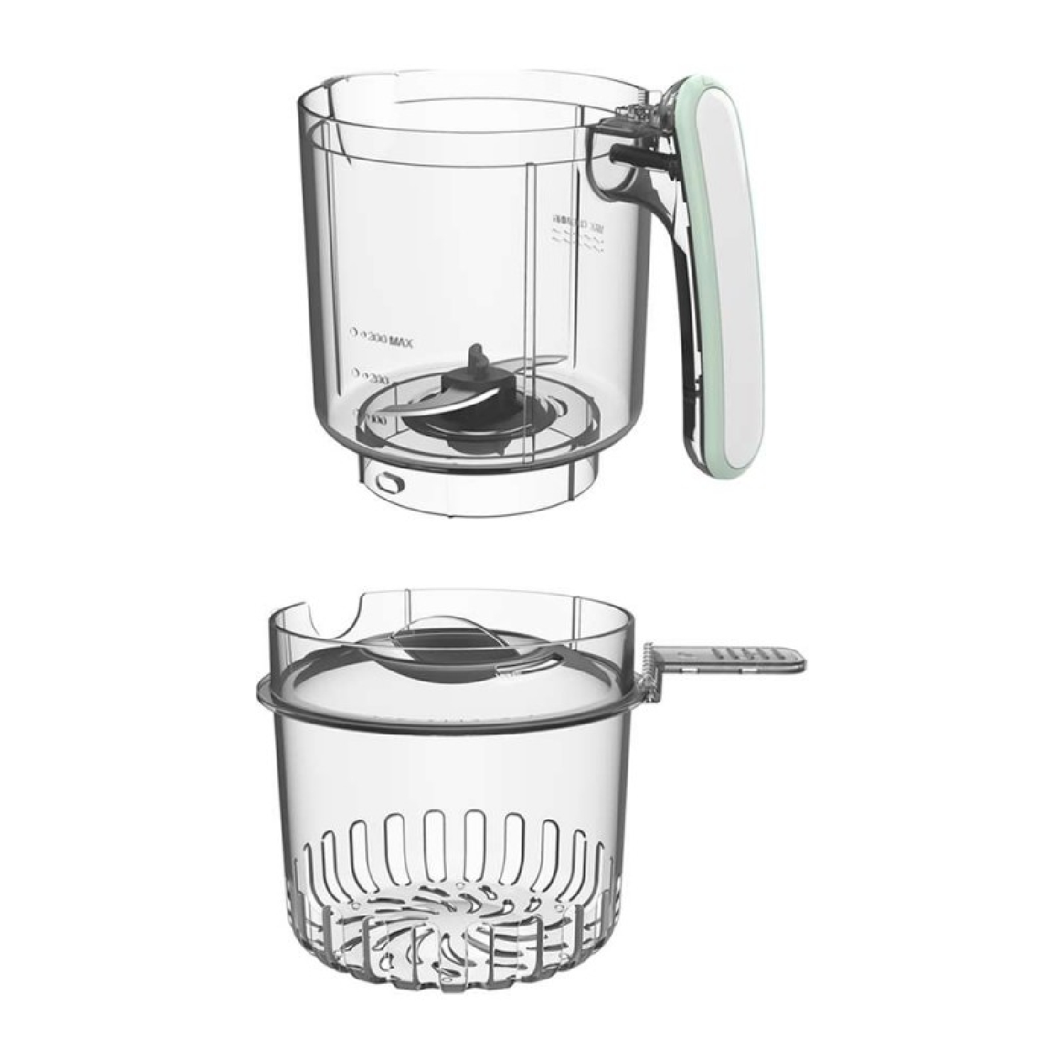 Due contenitori trasparenti da cucina: un bicchiere frullatore con manico e un cestello scolatore.