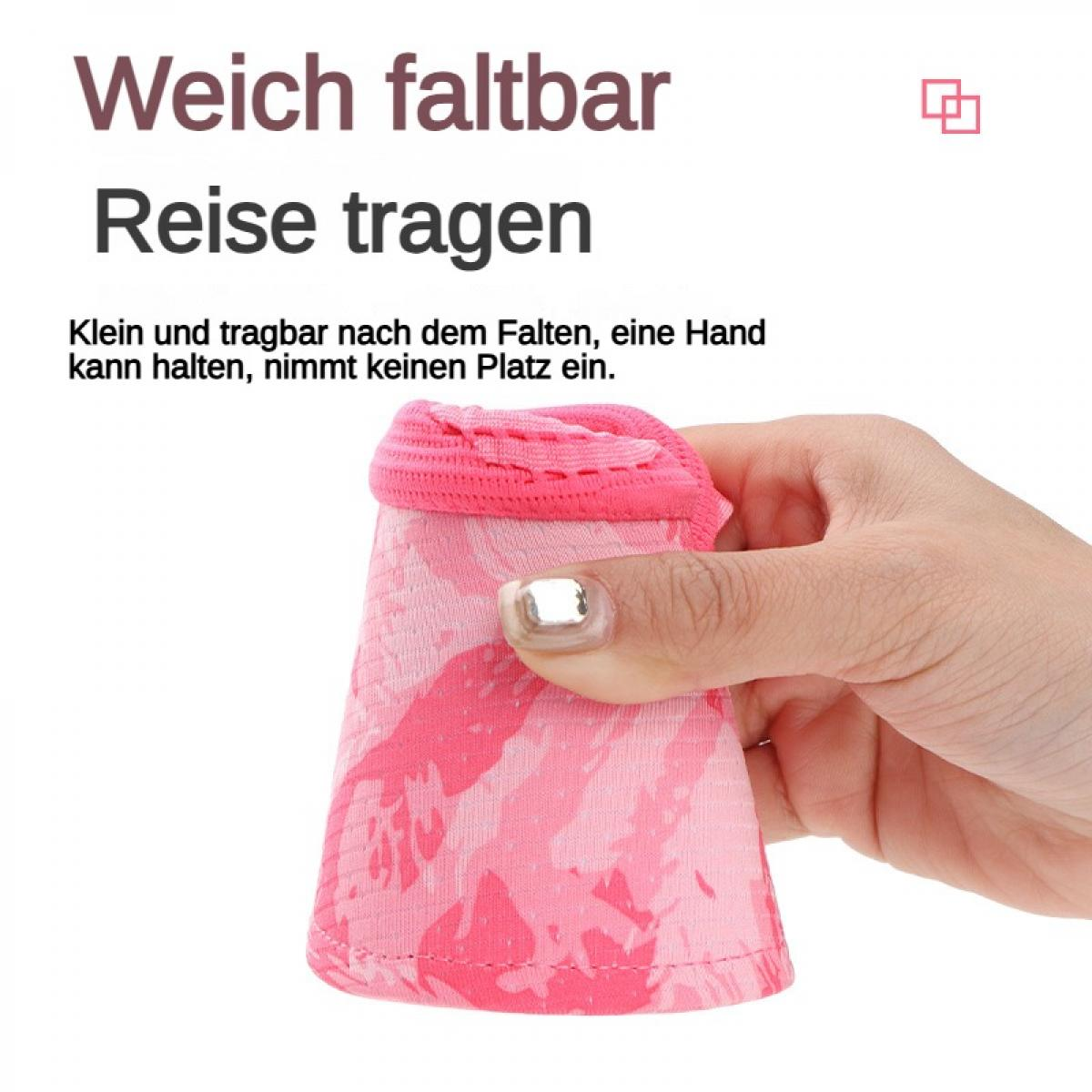 Eine Hand hält einen faltbaren, weichen Hut mit pinkem Camouflage-Muster.