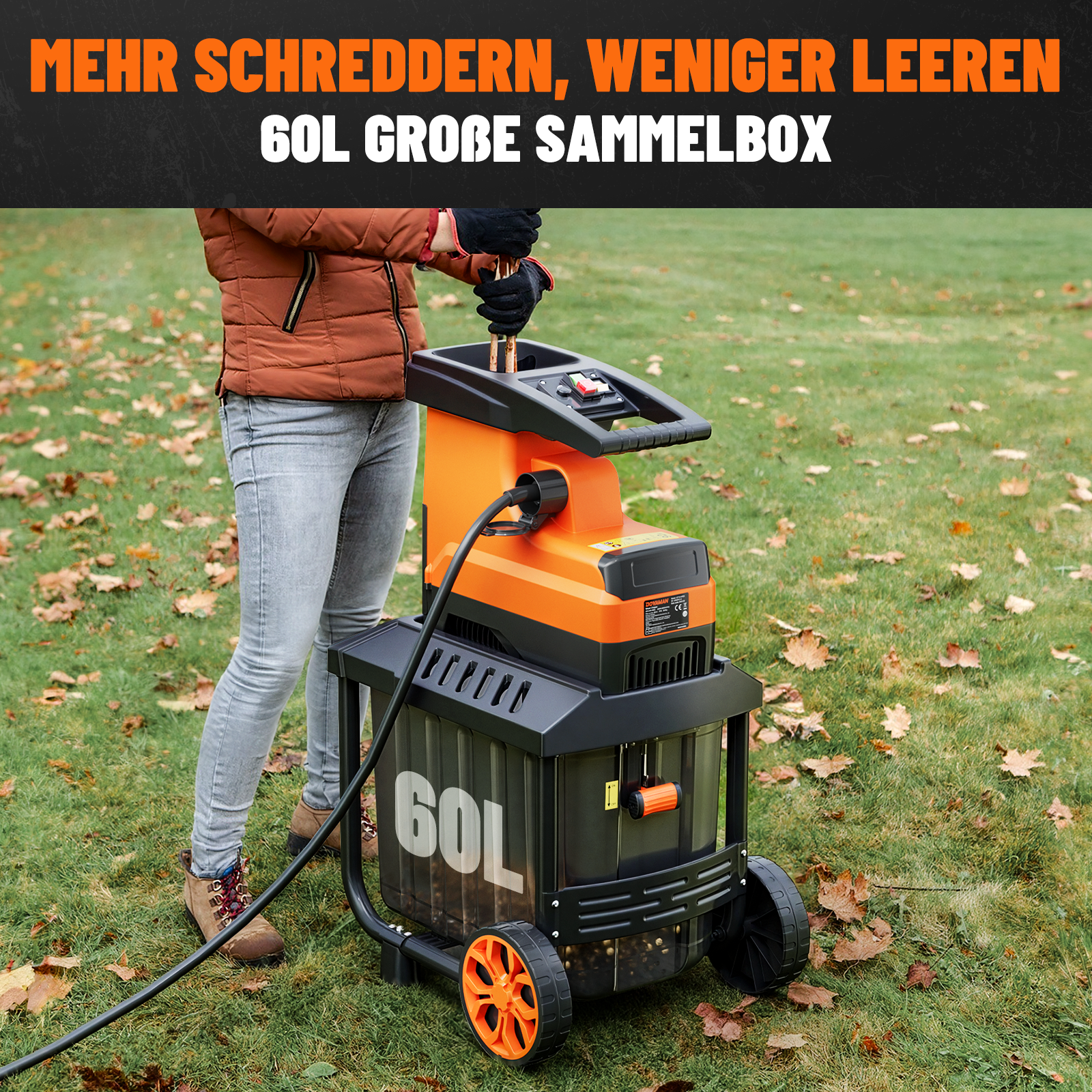 Eine Person benutzt einen orangefarbenen Häcksler mit 60-Liter-Sammelbehälter im Freien.