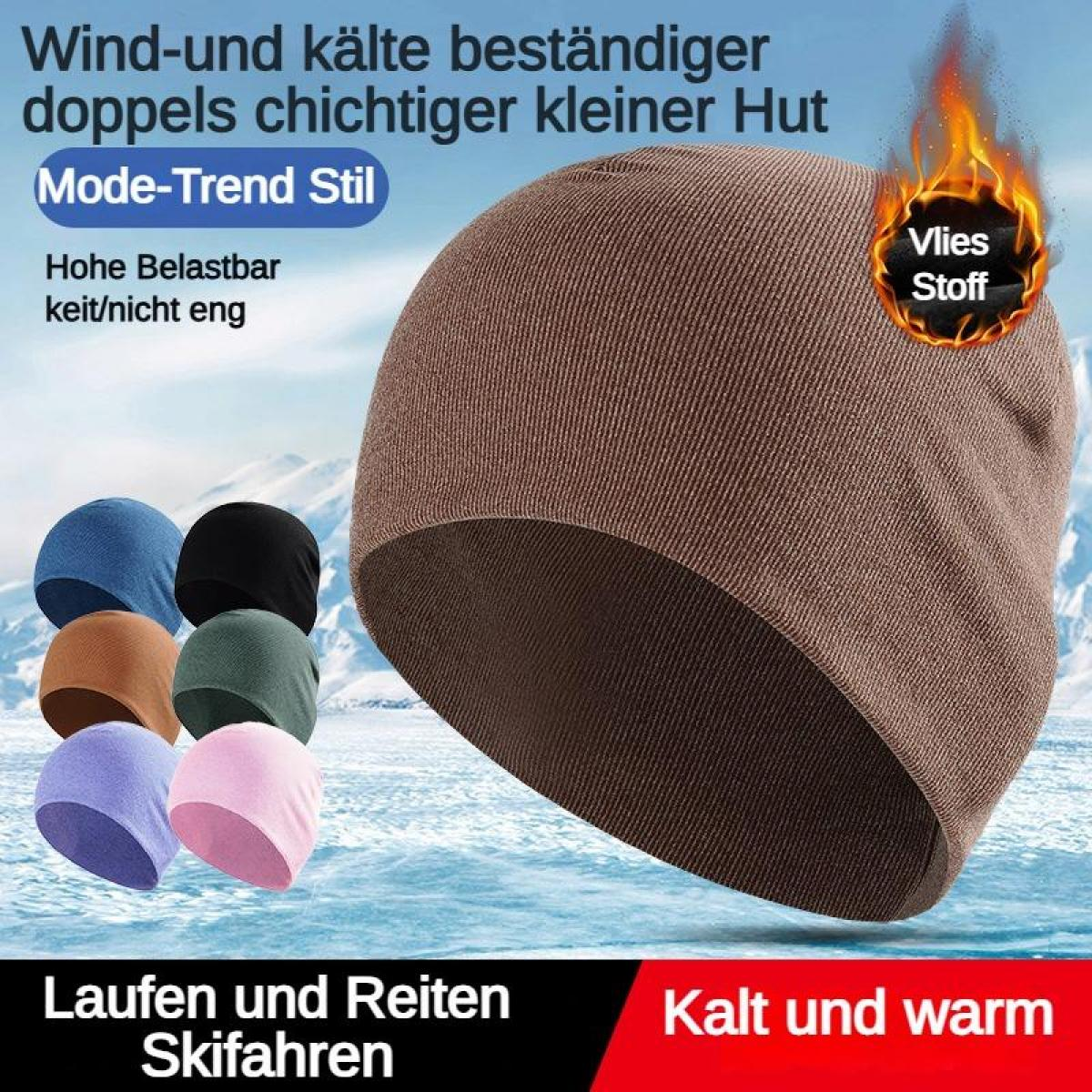 Mehrere bunte Mützen vor verschneiter Bergkulisse. Eine braune Mütze ist im Fokus.