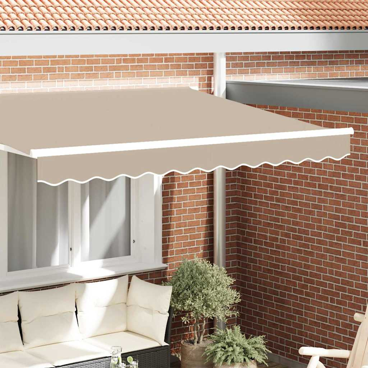 Beiger Sonnenschutz über einem Sofa vor einem Ziegelhaus mit Fenstern.