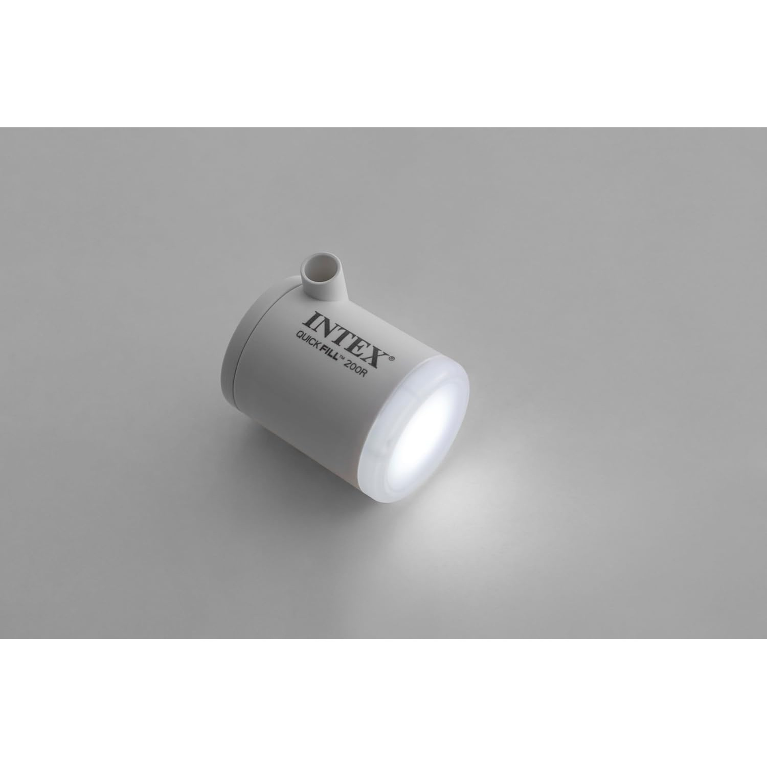 Ein weißer Intex Quick Fill 200R Luftpumpe mit leuchtender Spitze auf grauem Hintergrund.