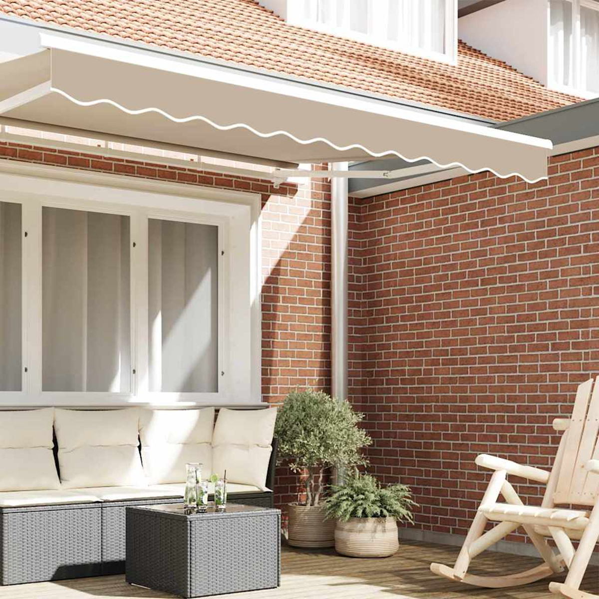 Eine überdachte Terrasse mit Möbeln, Pflanzen und einem Schaukelstuhl.
